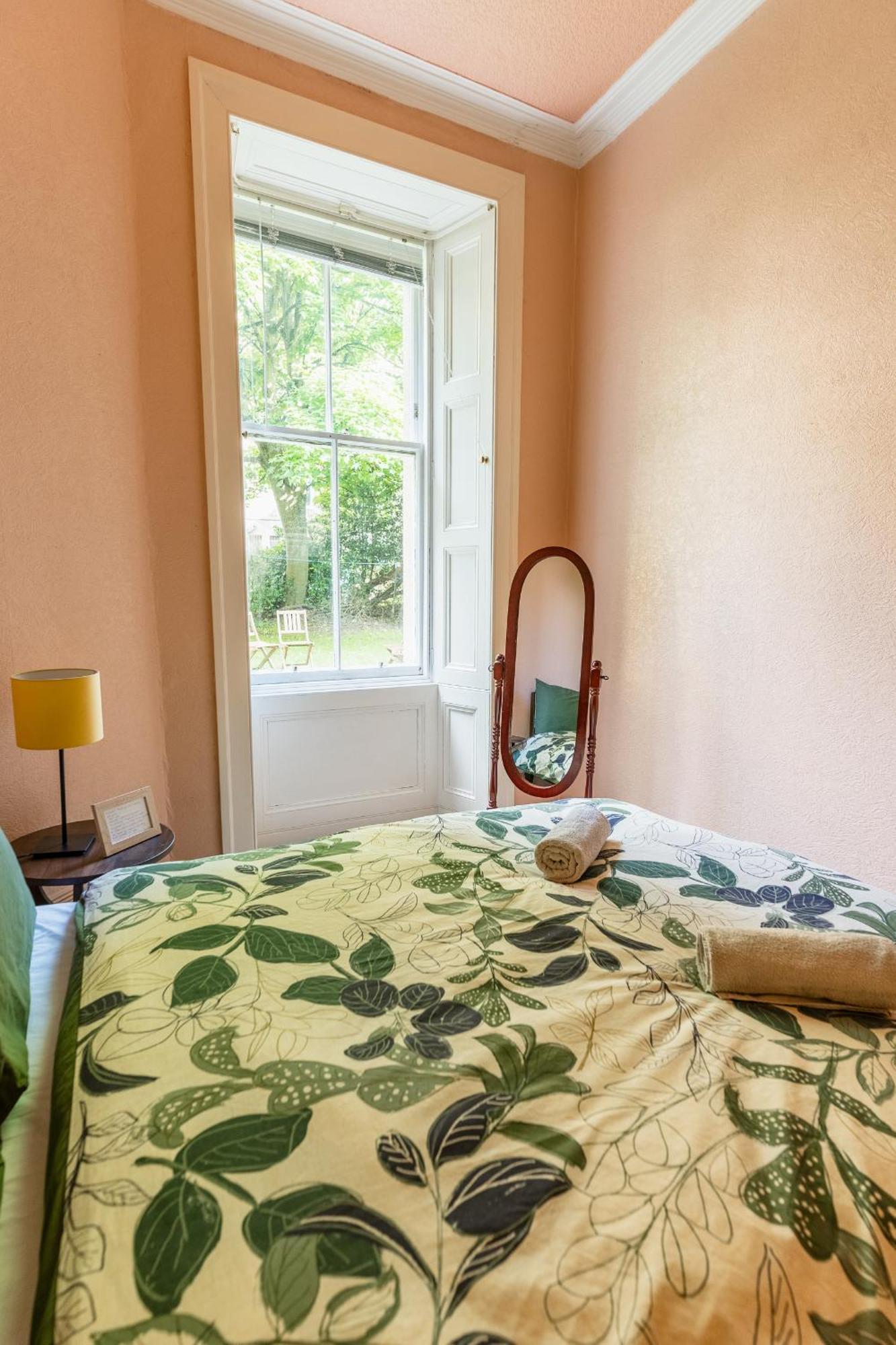 Palm Tree Apartment- Period With Cat Apartment *