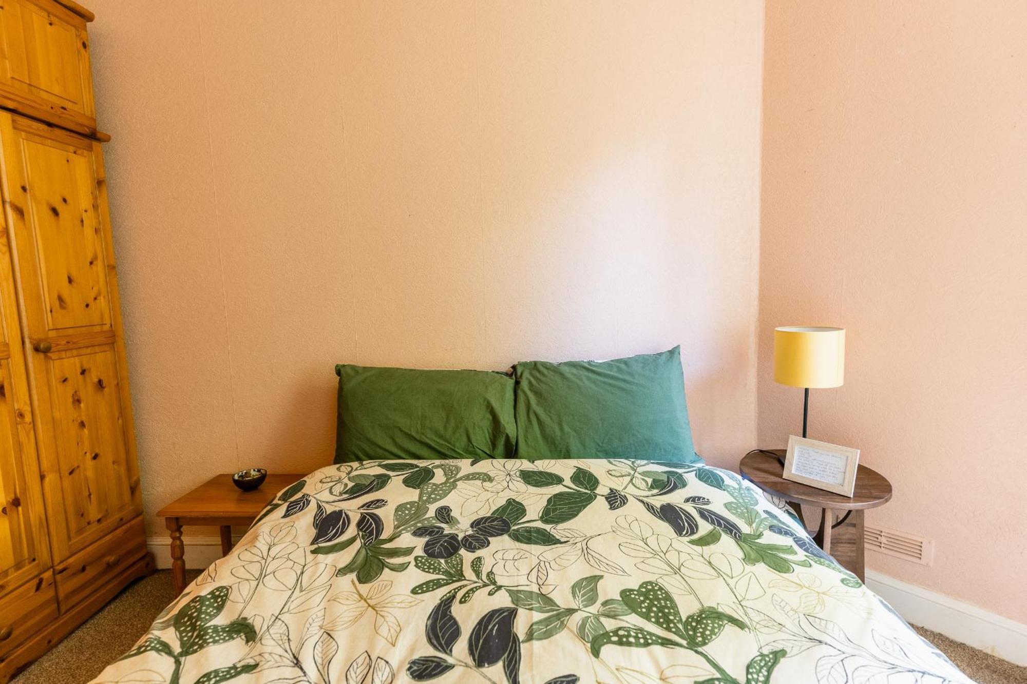 Palm Tree Apartment- Period With Cat *
