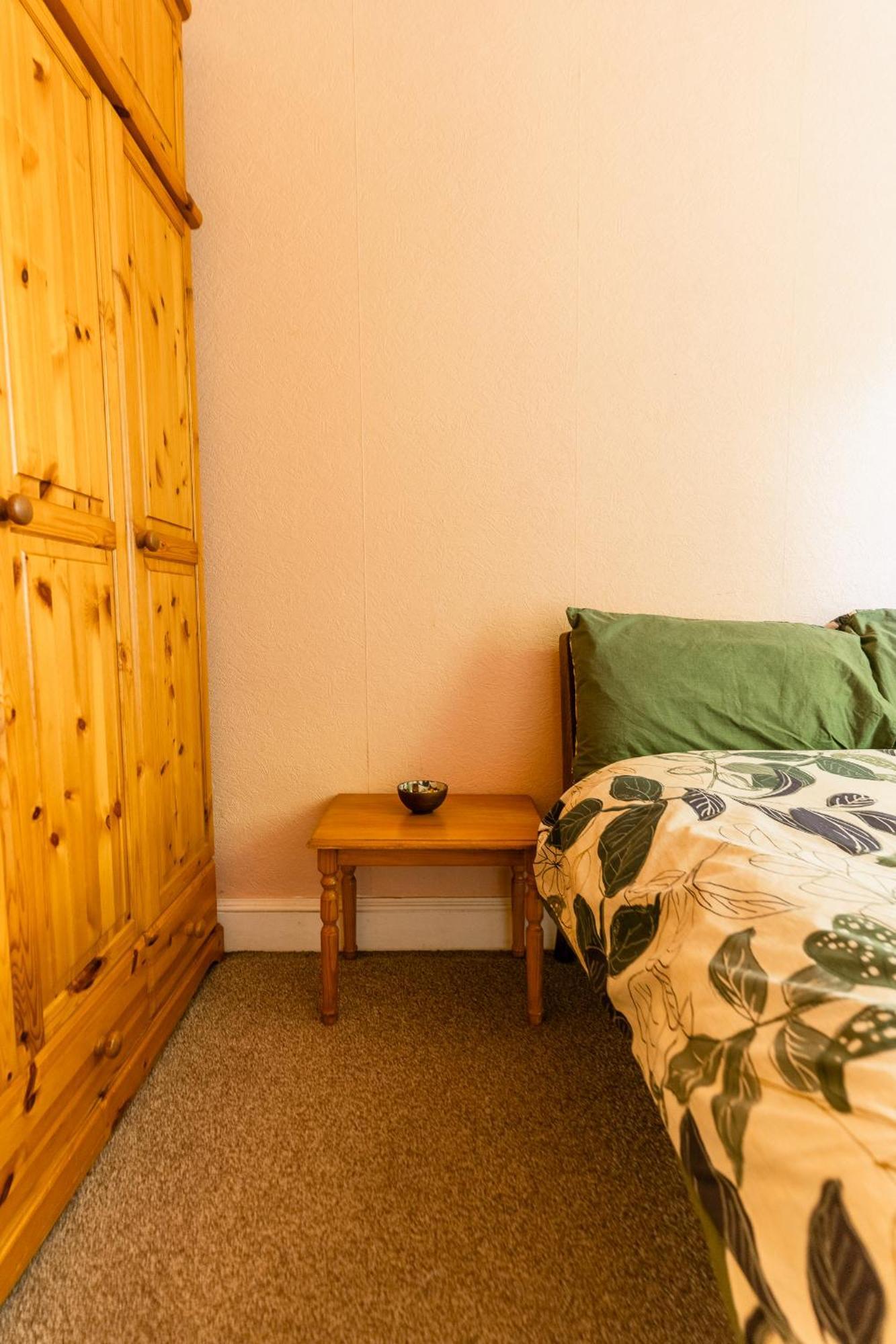 Palm Tree Apartment- Period With Cat Apartment