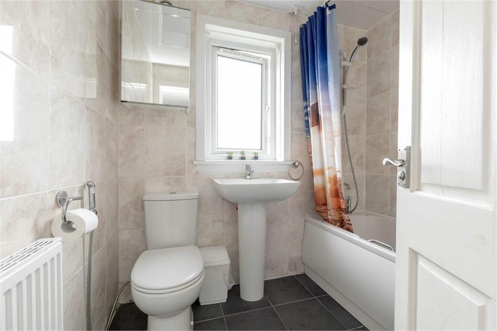 3 Bed House In - Private Parking * EDI