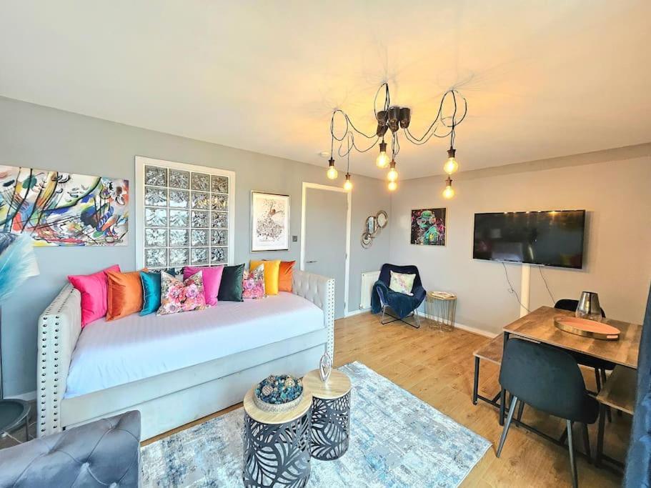 Apartment 4 Separate Beds, Sleeps 6, Beautiful 2 Bed EDI