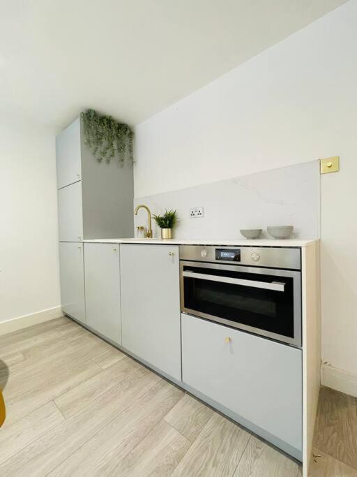 Apartment Designer In With Free Parking *