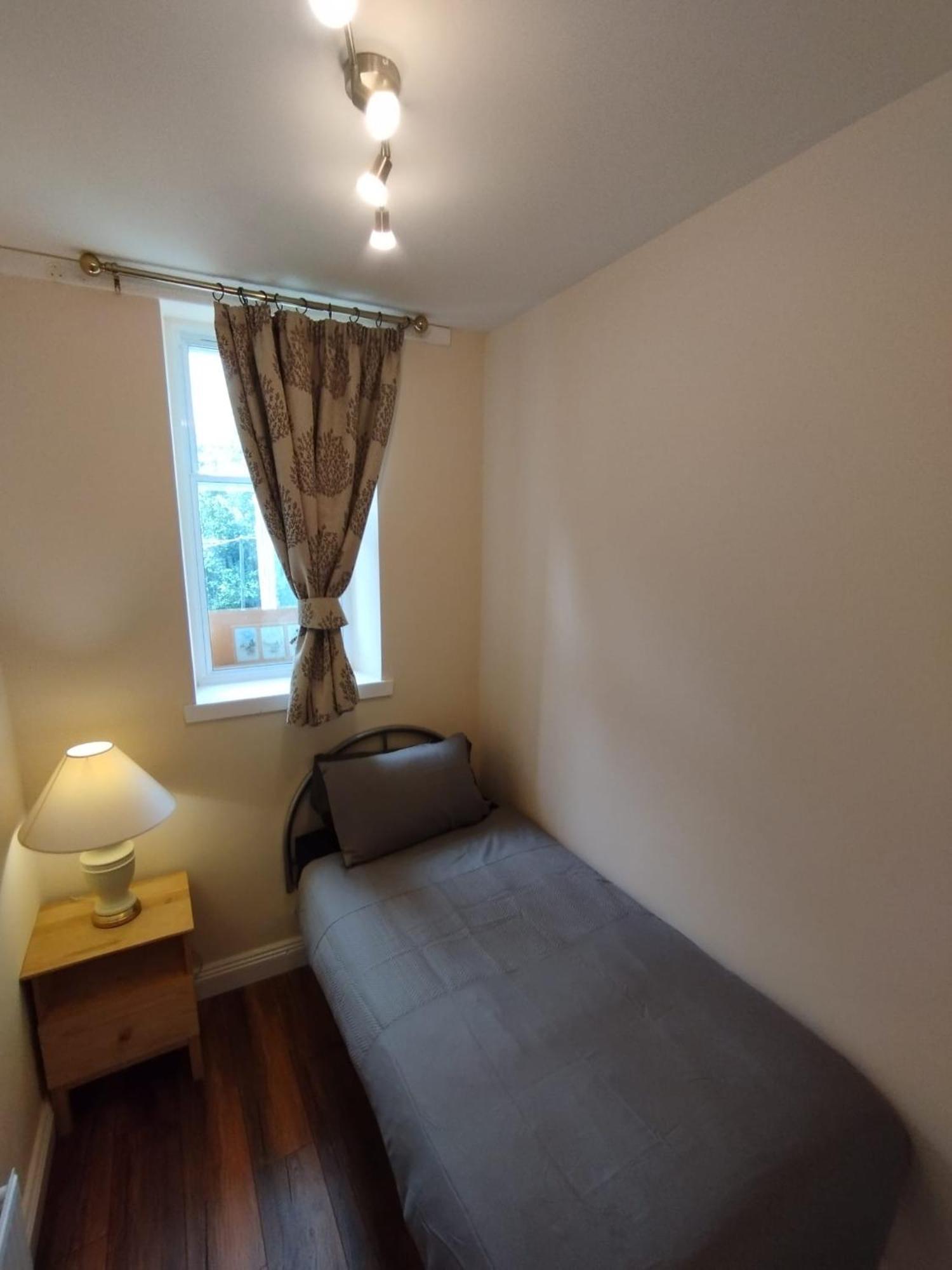 Apartment 2 Bedroom In With Free On Street Parking , 15 Minutes From Centre