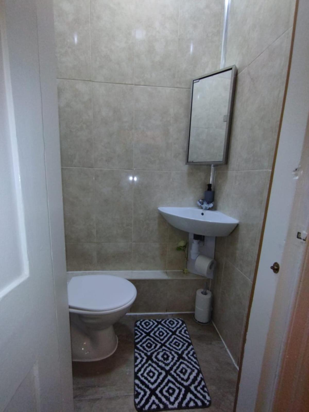 2 Bedroom In With Free On Street Parking , 15 Minutes From Centre