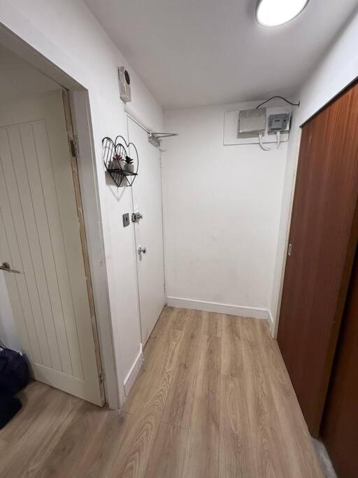 Apartment Modern 1 Bedroom - 5 Min Walk From Princess Street Eb1 *