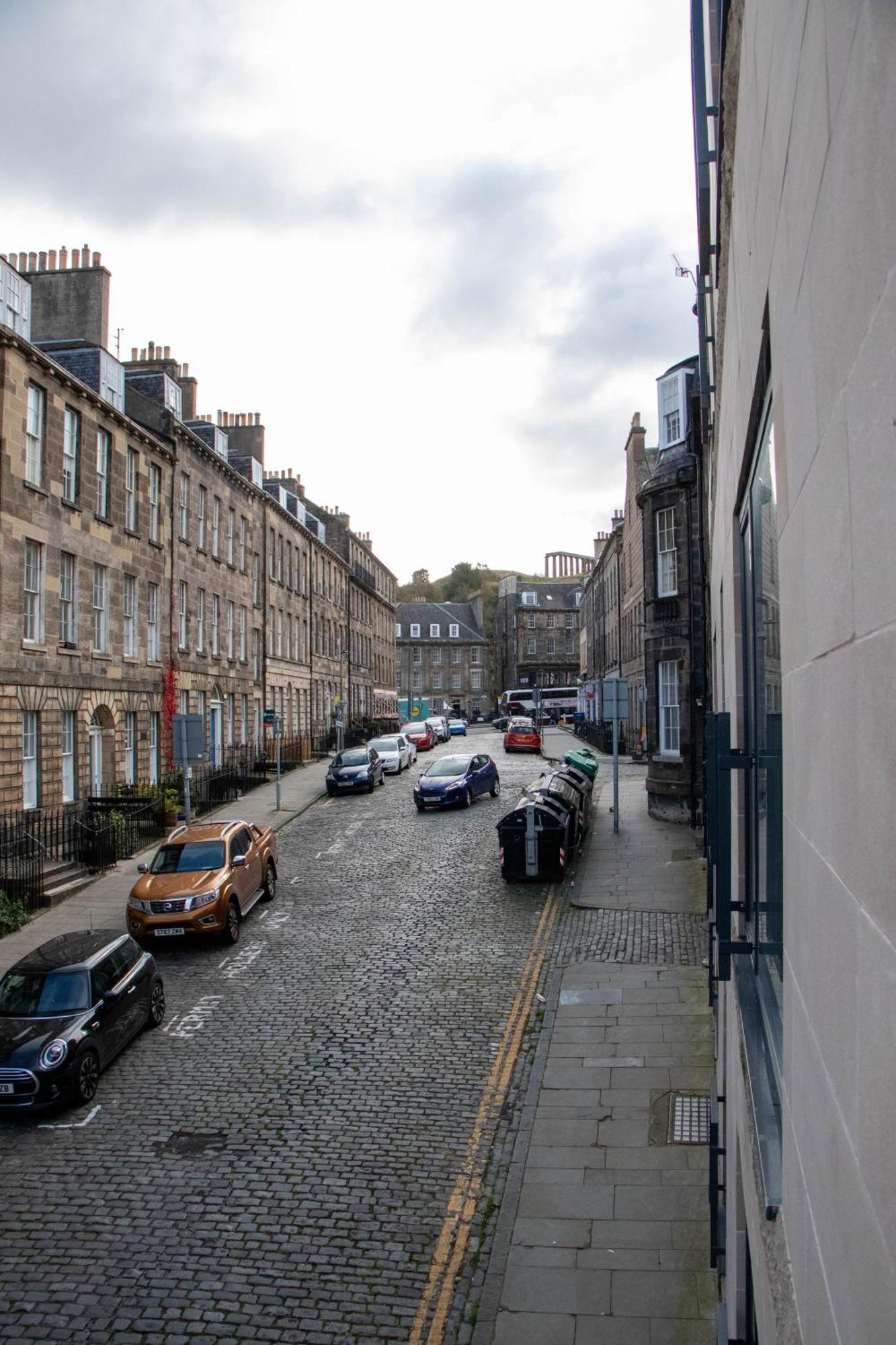 Modern Flat In New Town EDI