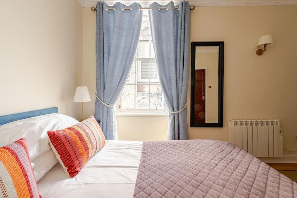 Stunning Royal Mile 2 Bedroom Apartment *