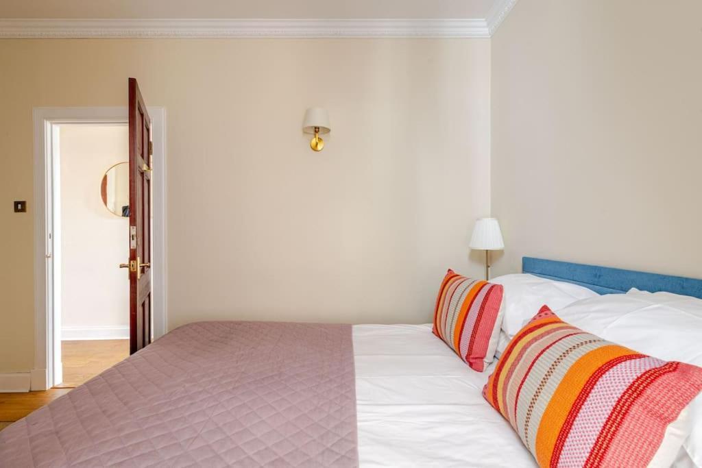 Stunning Royal Mile 2 Bedroom * Edinburgh