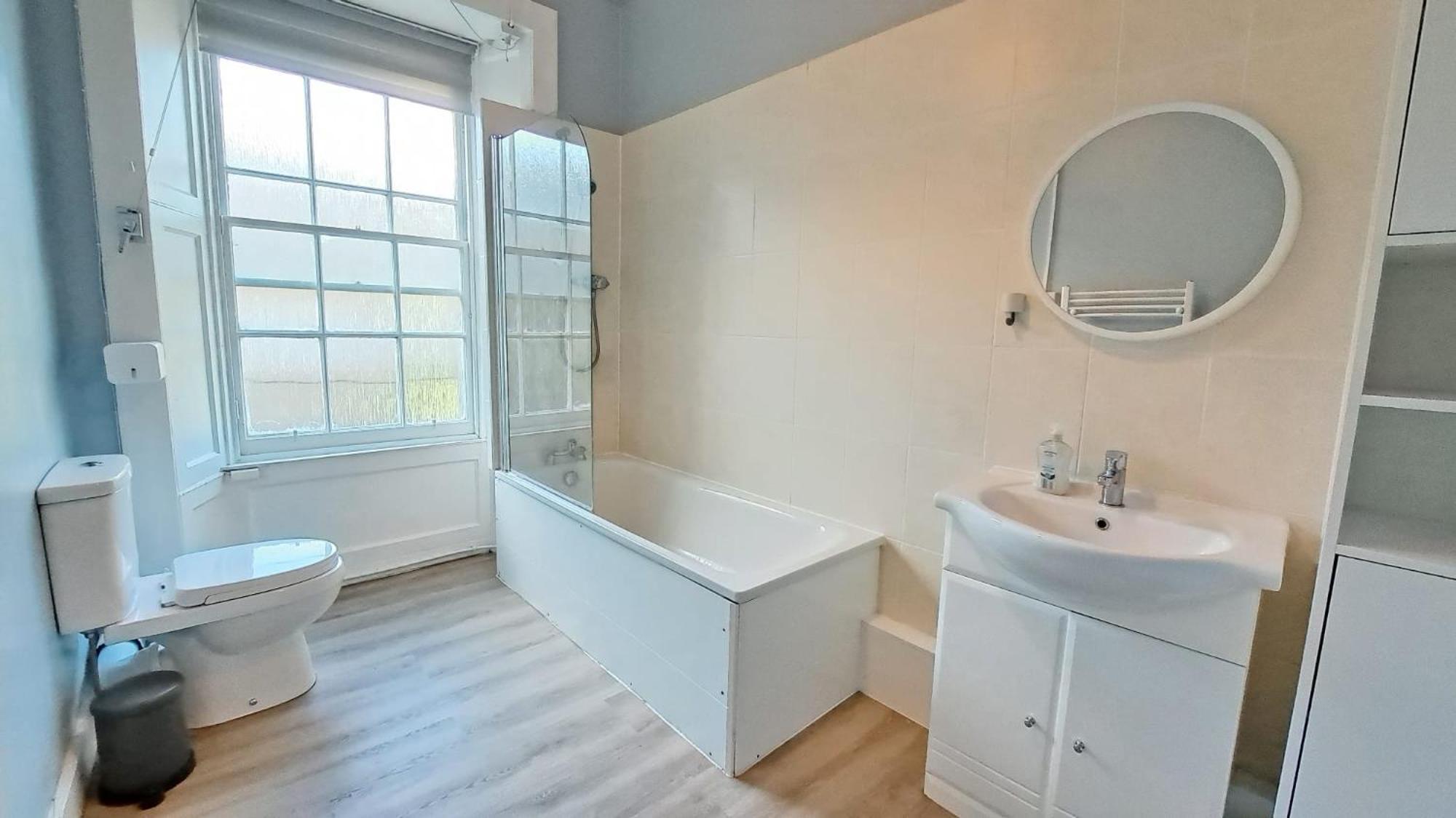 Spacious Victorian Flat In Apartment *