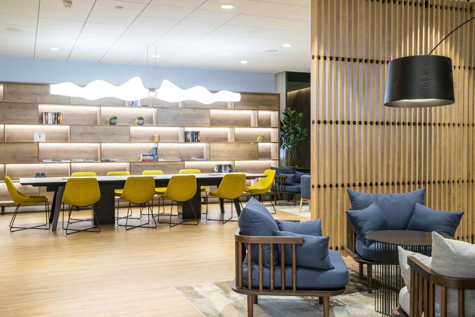 Courtyard By Marriott West Hotel