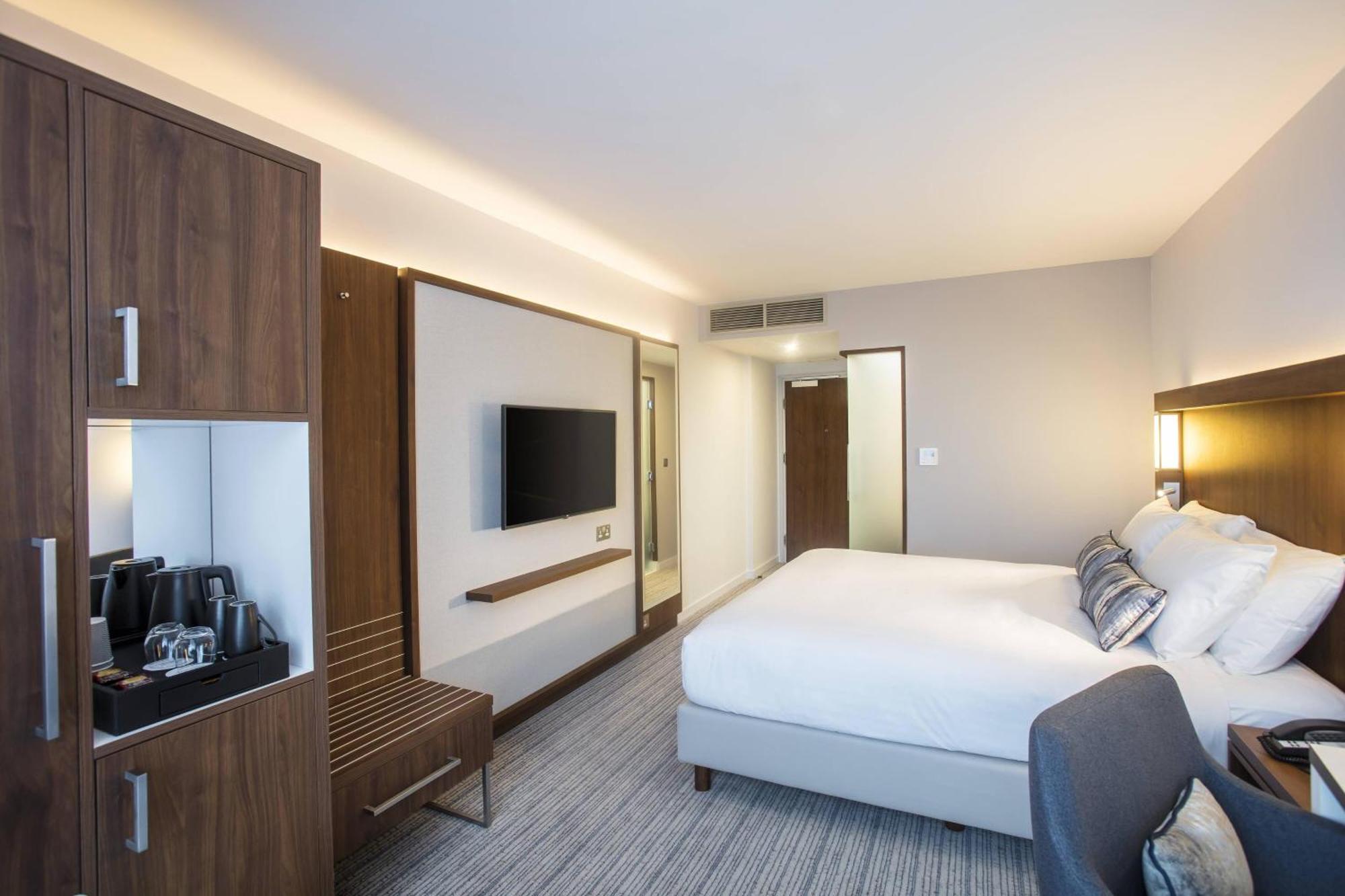 Courtyard By Marriott West Hotel