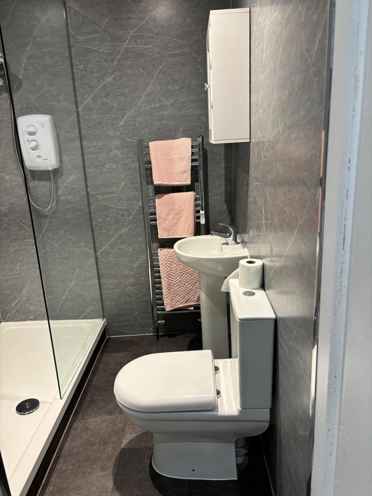 Centre Large 2 Bedroom For 5 People Apartment *