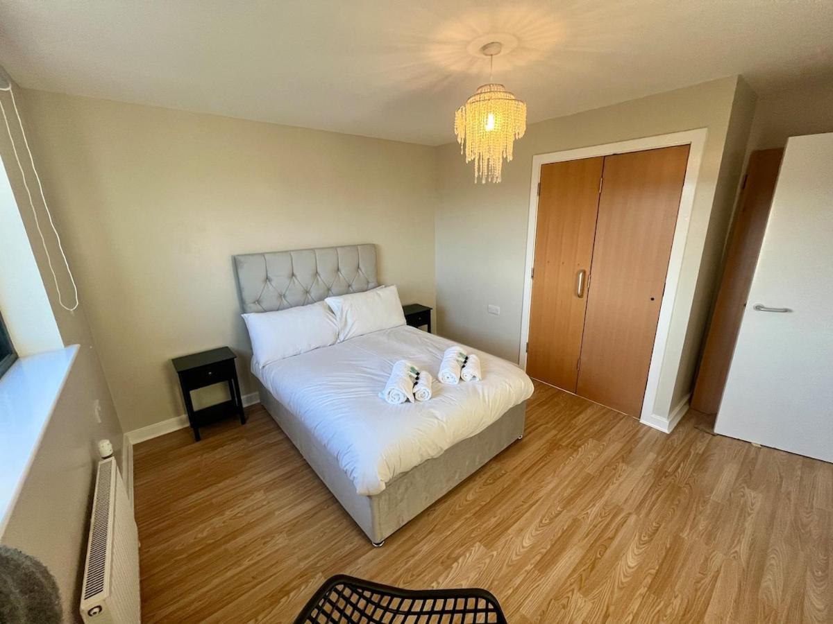Apartment Luxury Spacious 4 Dbl Br House With Free Parking EDI