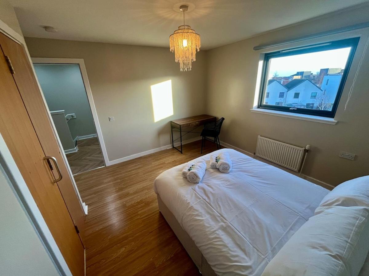 Luxury Spacious 4 Dbl Br House With Free Parking Apartment EDI