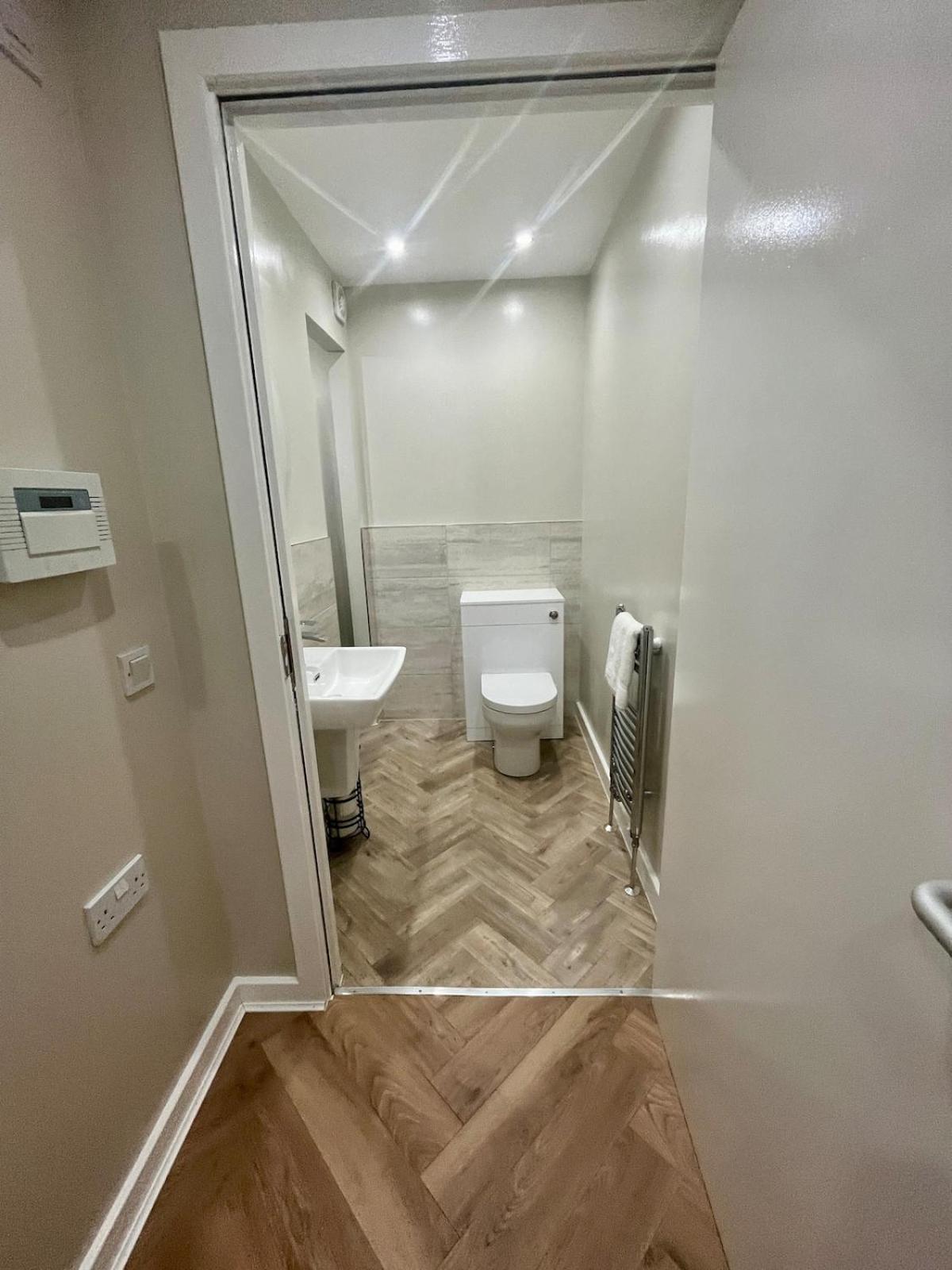 Apartment Luxury Spacious 4 Dbl Br House With Free Parking EDI
