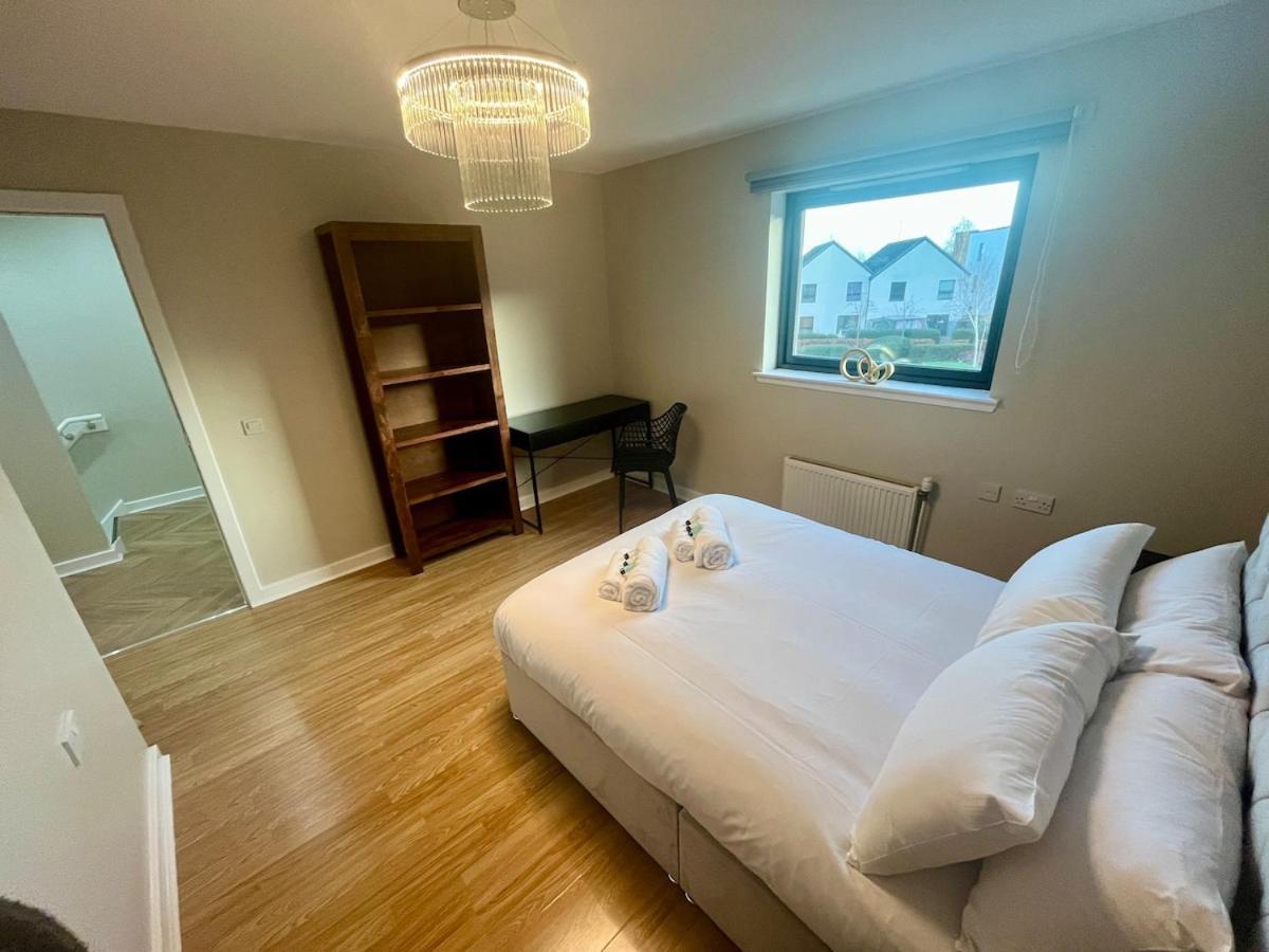 Apartment Luxury Spacious 4 Dbl Br House With Free Parking EDI