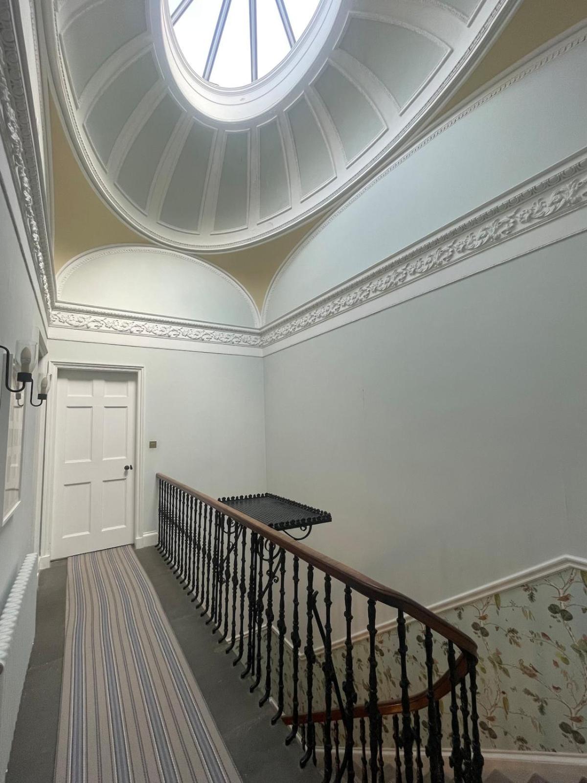 Georgian Townhouse In Centre *