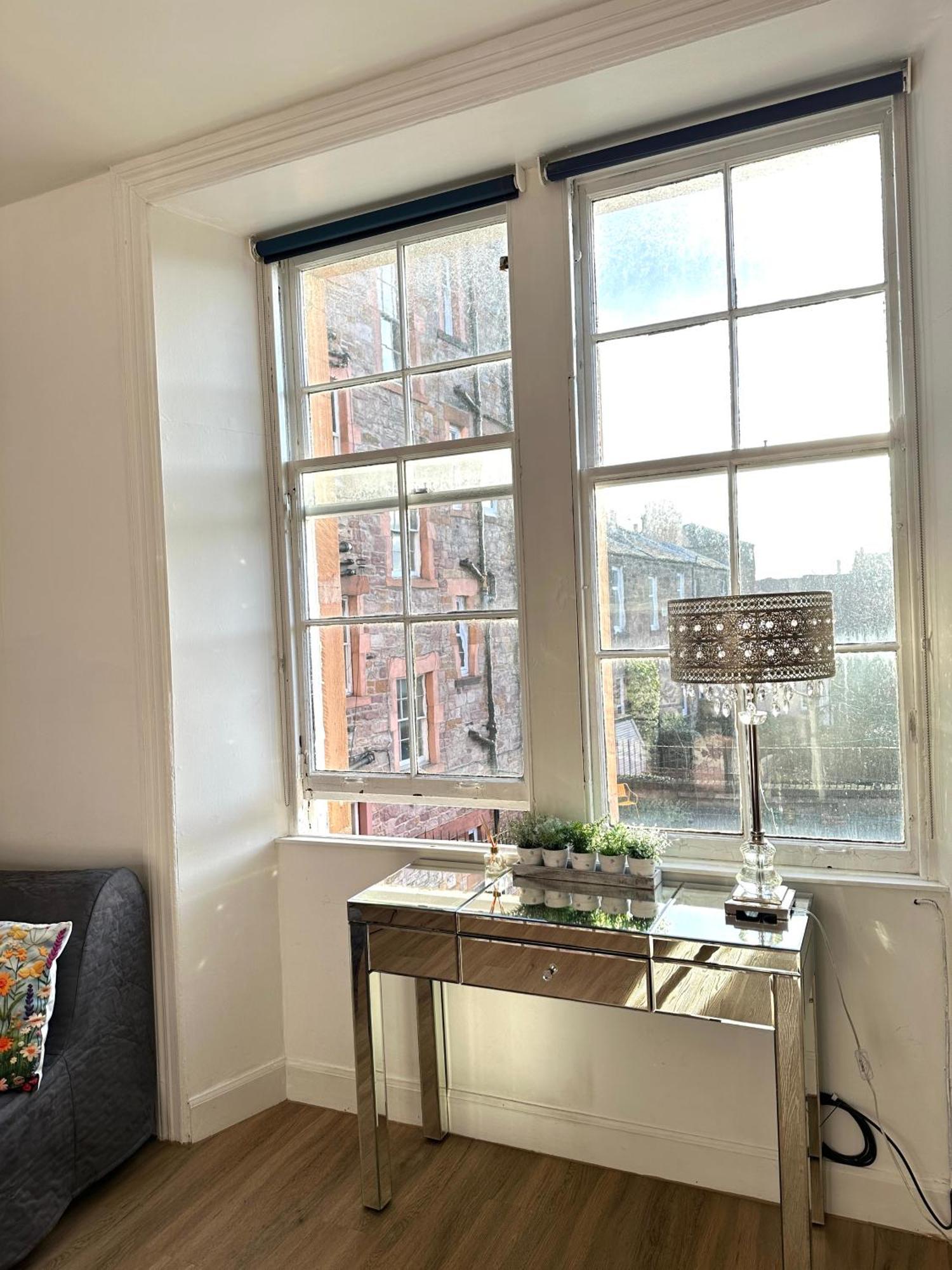Cosy In Centre , 2 Bedroom1 Bathroom Apartment EDI