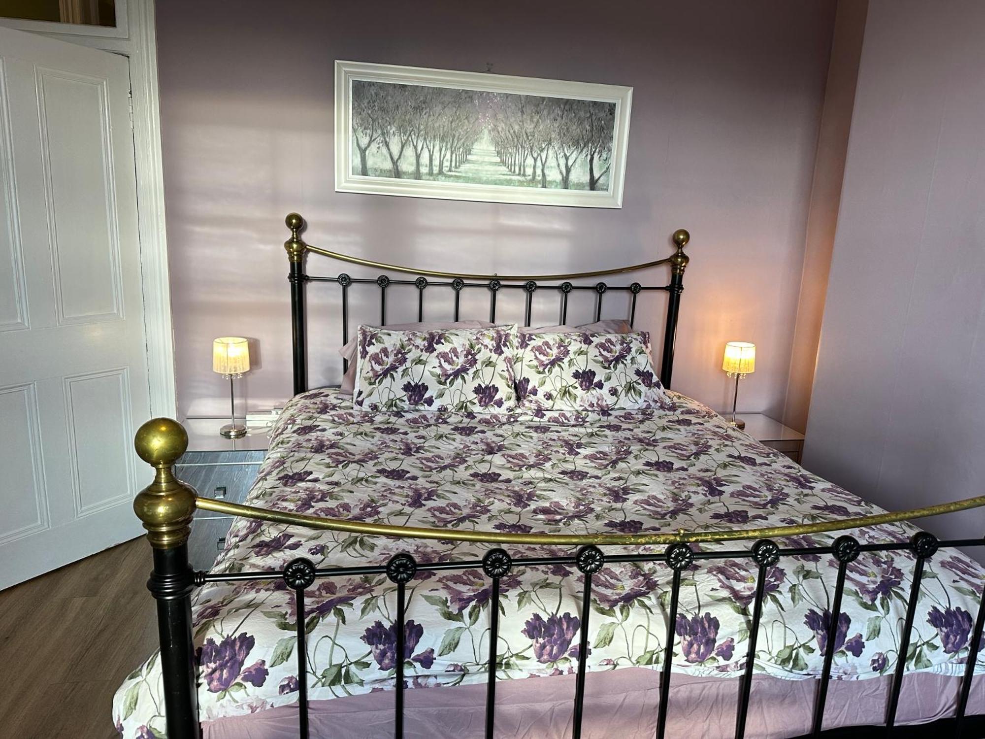 Cosy In Centre , 2 Bedroom1 Bathroom Apartment *
