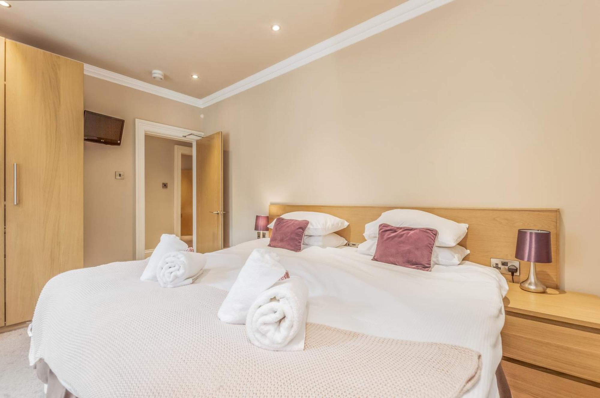 Large 3 Bed 3 Bath - New Town Apartment Edinburgh