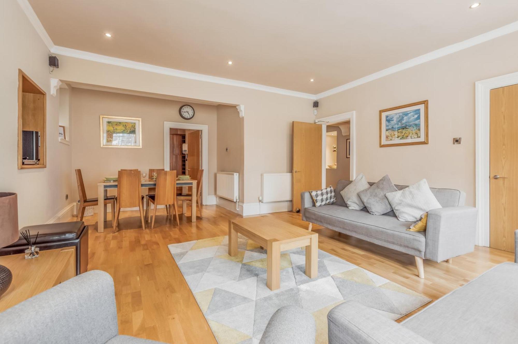 Large 3 Bed 3 Bath - New Town Apartment *
