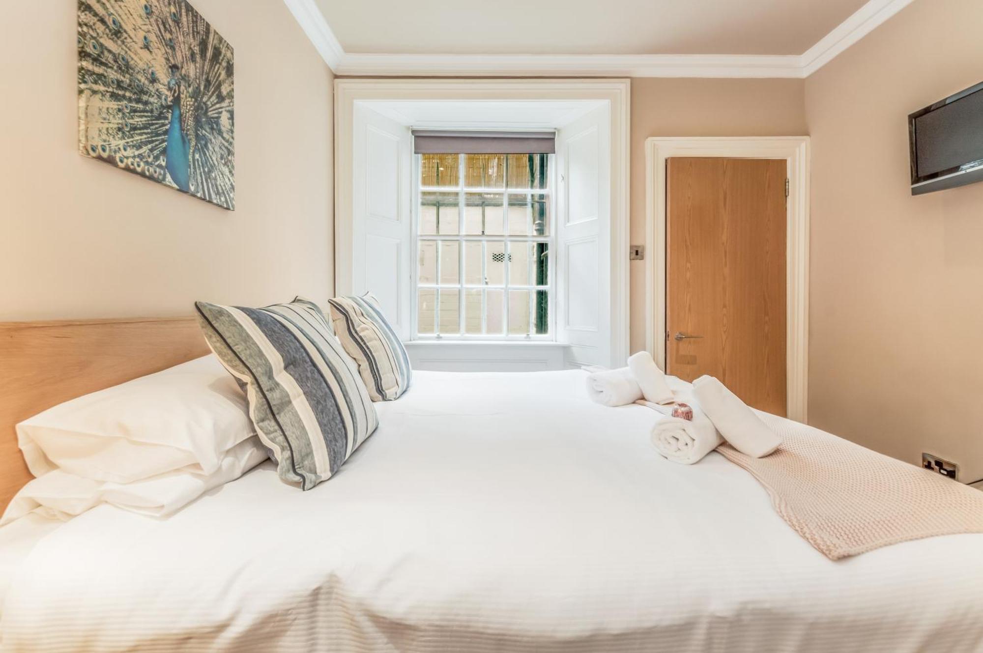 Apartment Large 3 Bed 3 Bath - New Town *