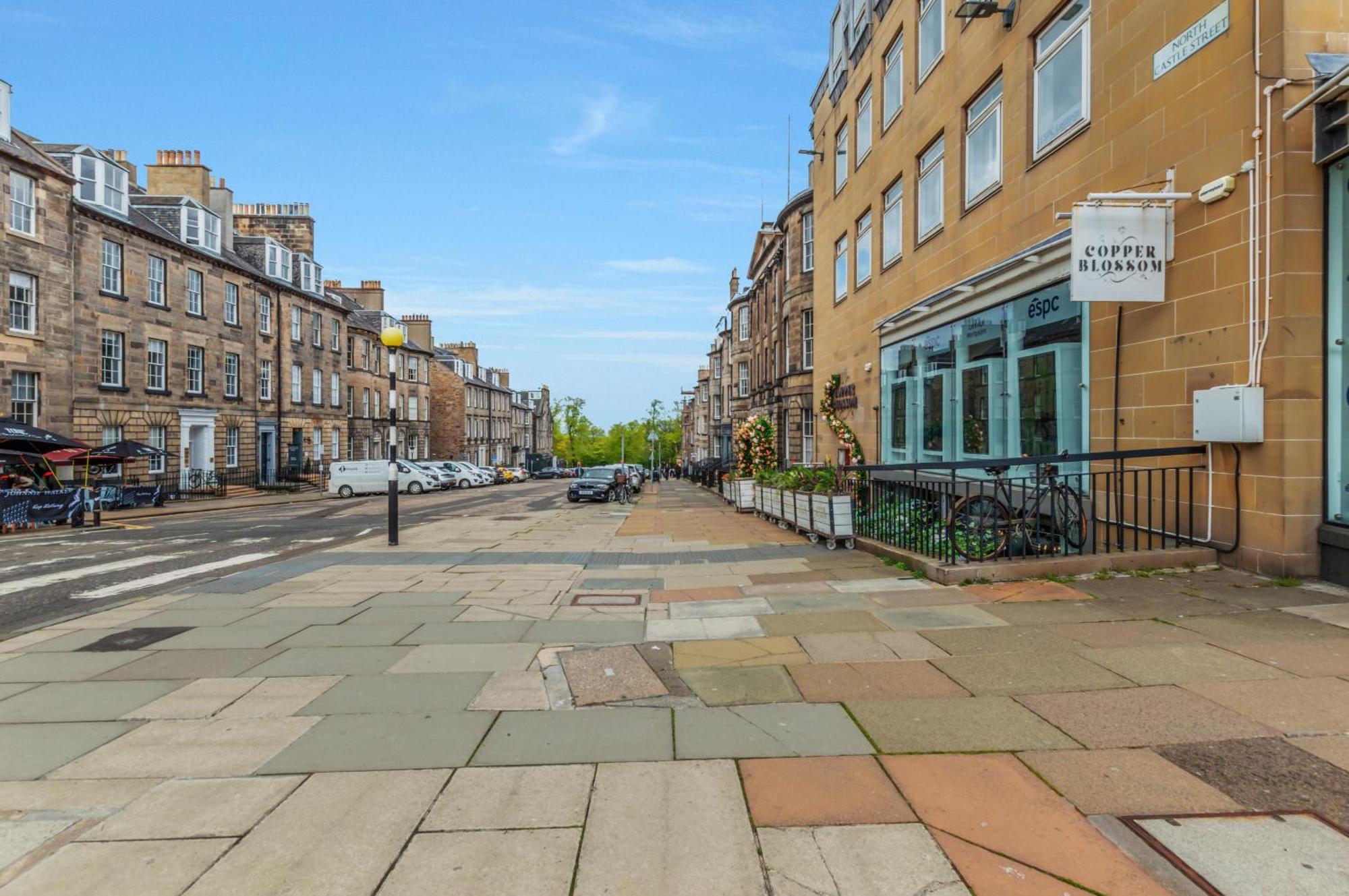 Large 3 Bed 3 Bath - New Town Apartment *