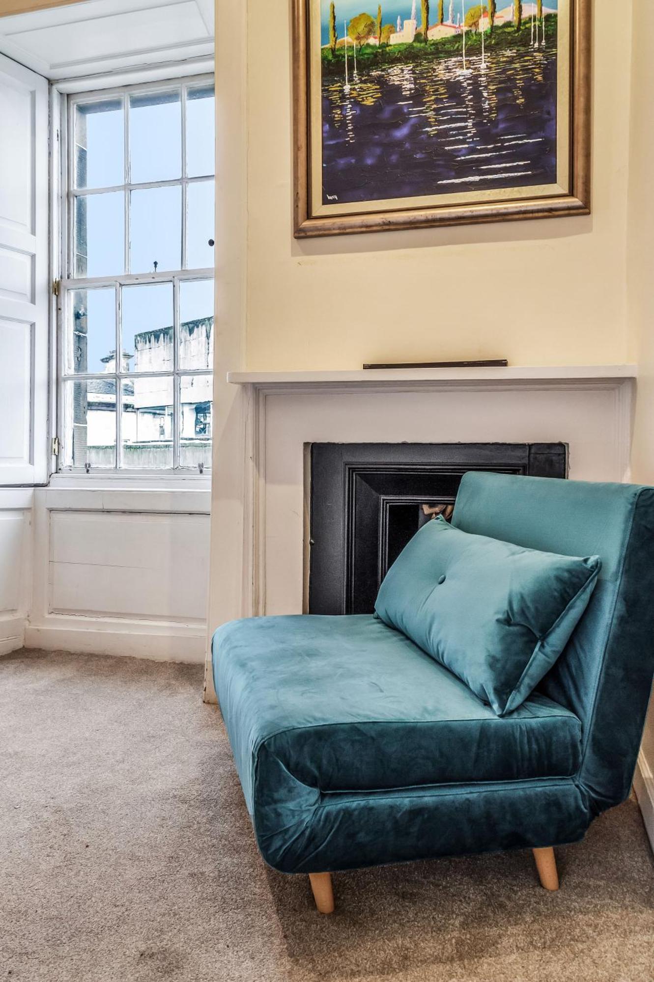 Large Super 3 Bed -princes Street, Parking