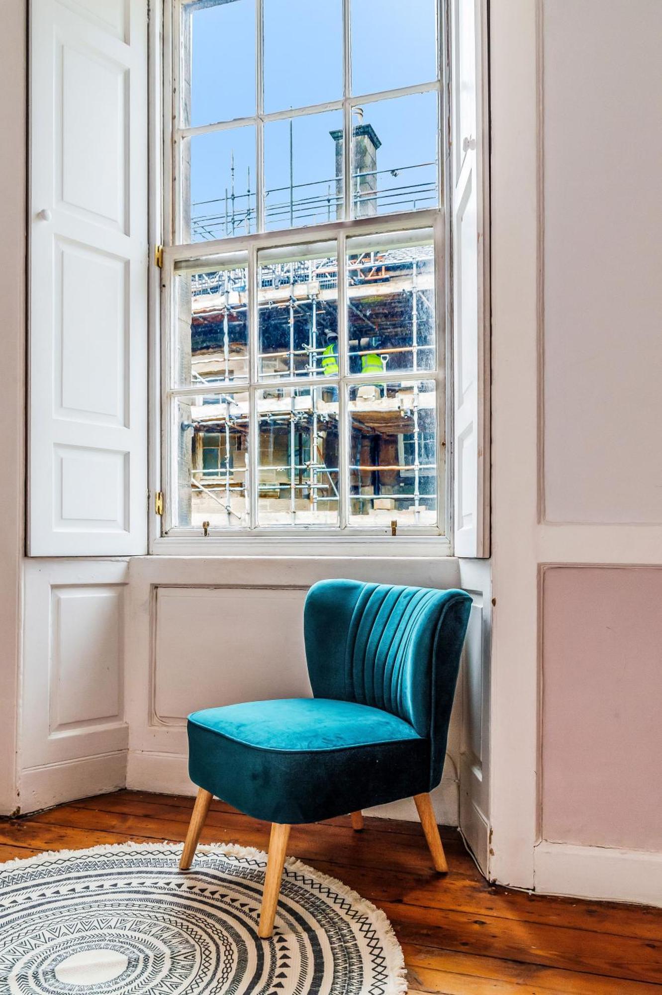Large Super 3 Bed -princes Street, Parking Apartment *