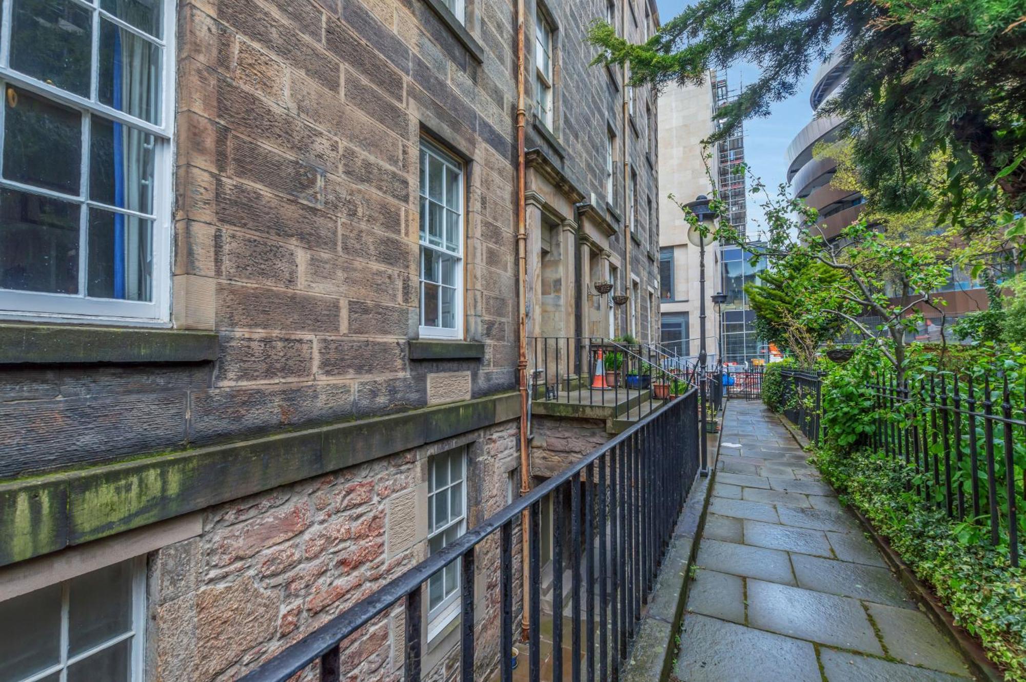 Large Super 3 Bed -princes Street, Parking Apartment Edinburgh