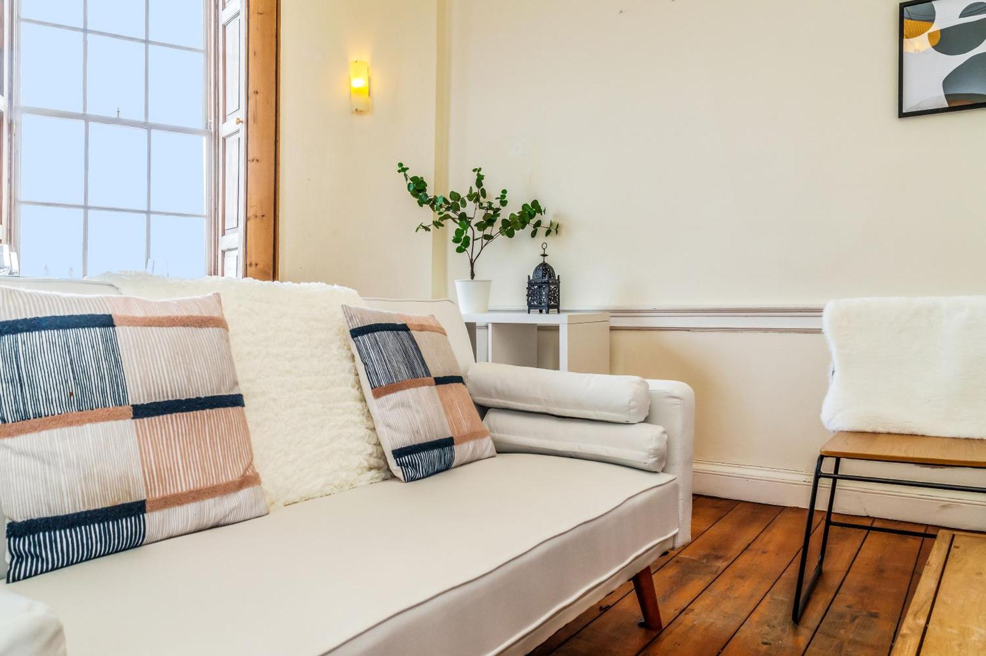 Apartment Large Super 3 Bed -princes Street, Parking Edinburgh