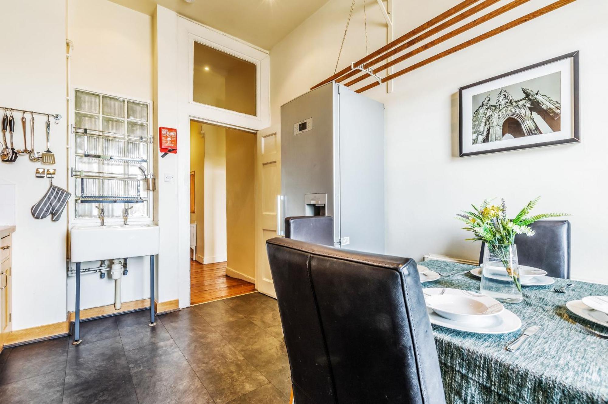 Large Super 3 Bed -princes Street, Parking Edinburgh