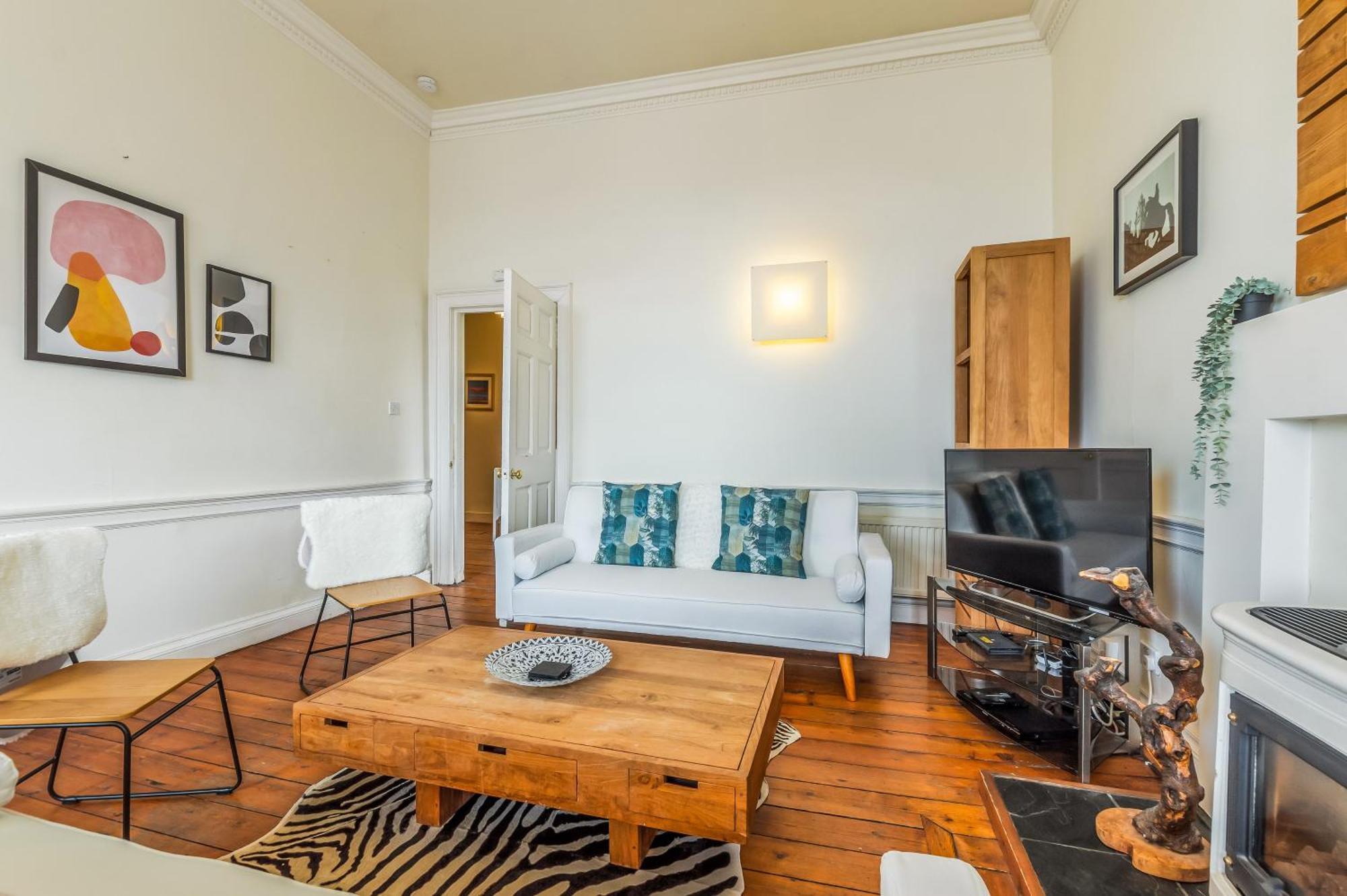 Large Super 3 Bed -princes Street, Parking * Edinburgh