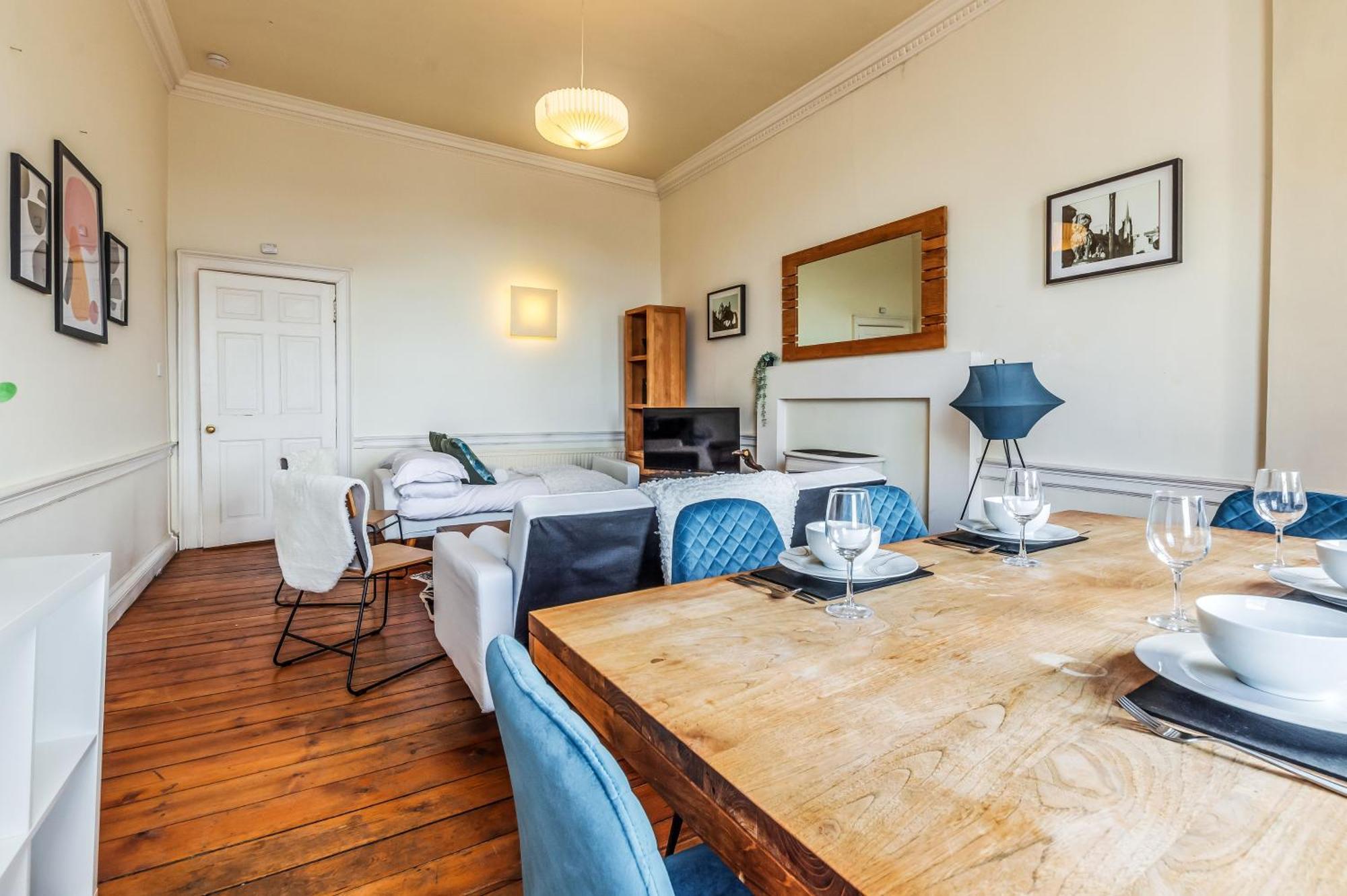 Large Super 3 Bed -princes Street, Parking Apartment