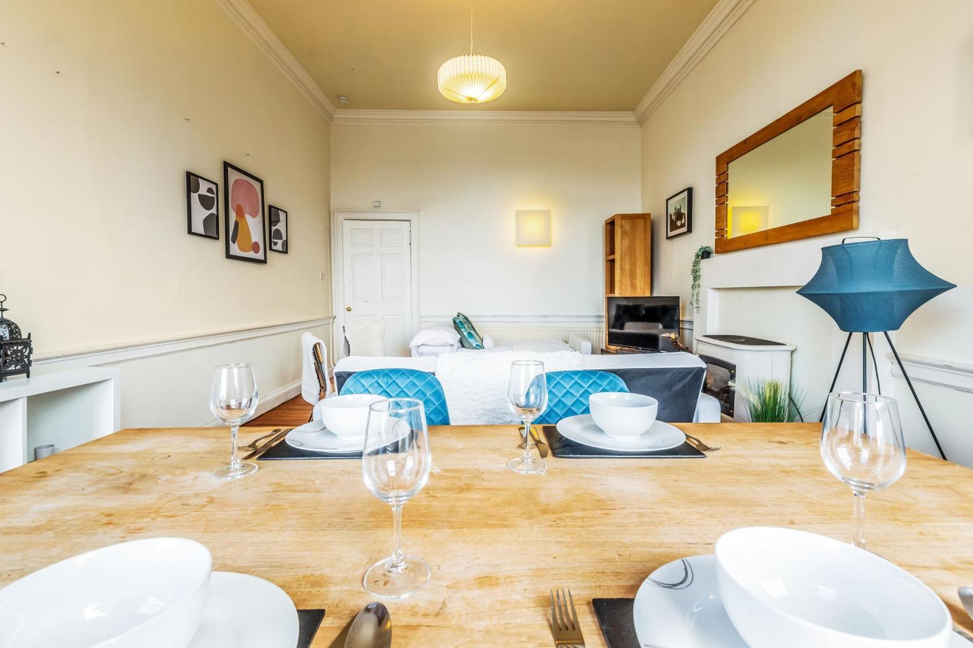 Large Super 3 Bed -princes Street, Parking Apartment *