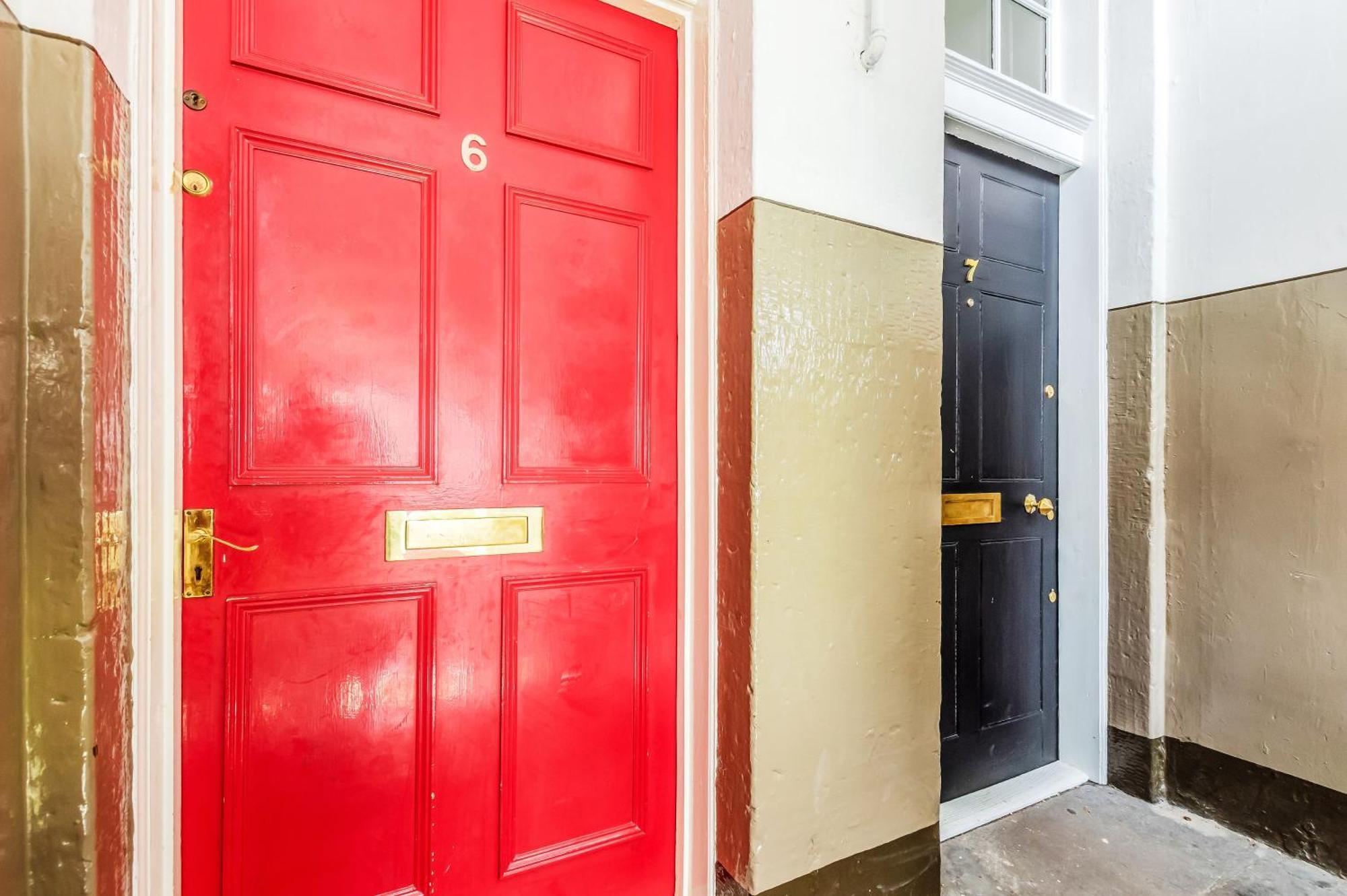 Large Super 3 Bed -princes Street, Parking *