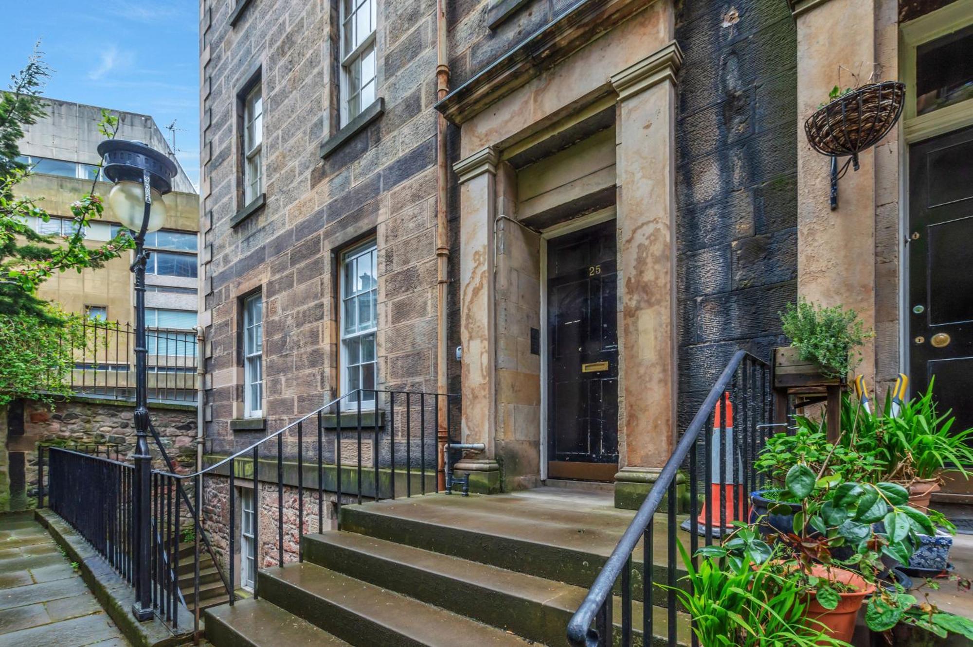 Large Super 3 Bed -princes Street, Parking