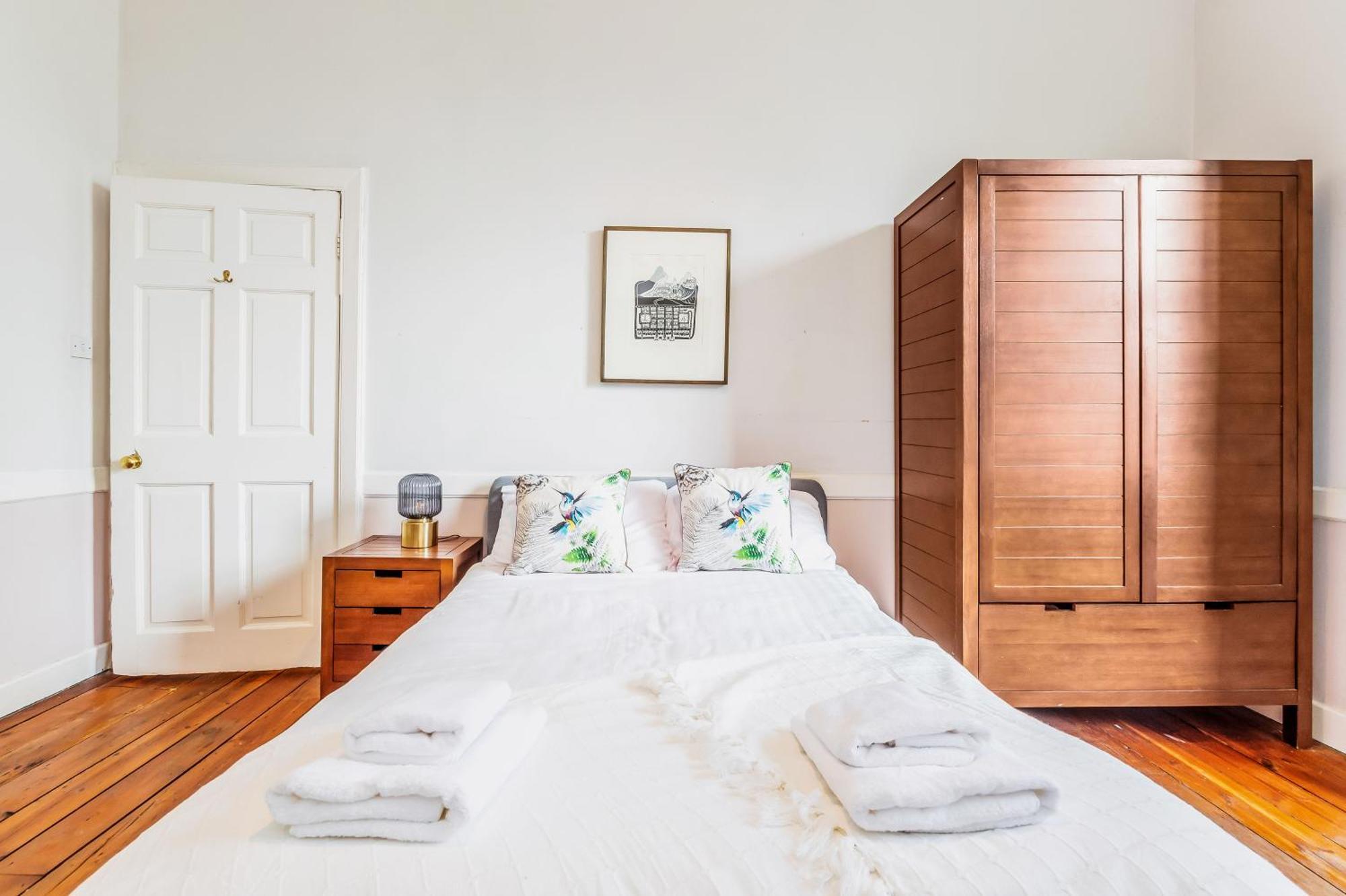 Large Super 3 Bed -princes Street, Parking *