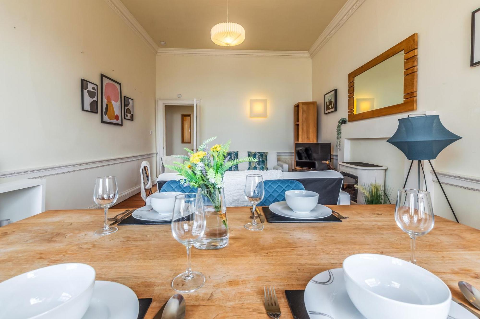 Large Super 3 Bed -princes Street, Parking Edinburgh
