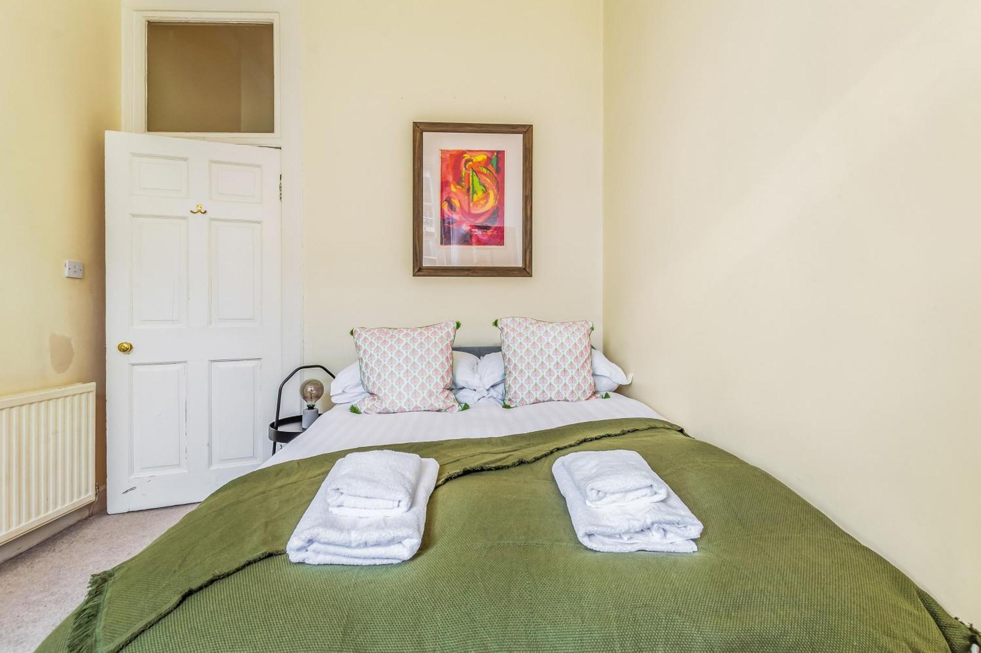 Large Super 3 Bed -princes Street, Parking