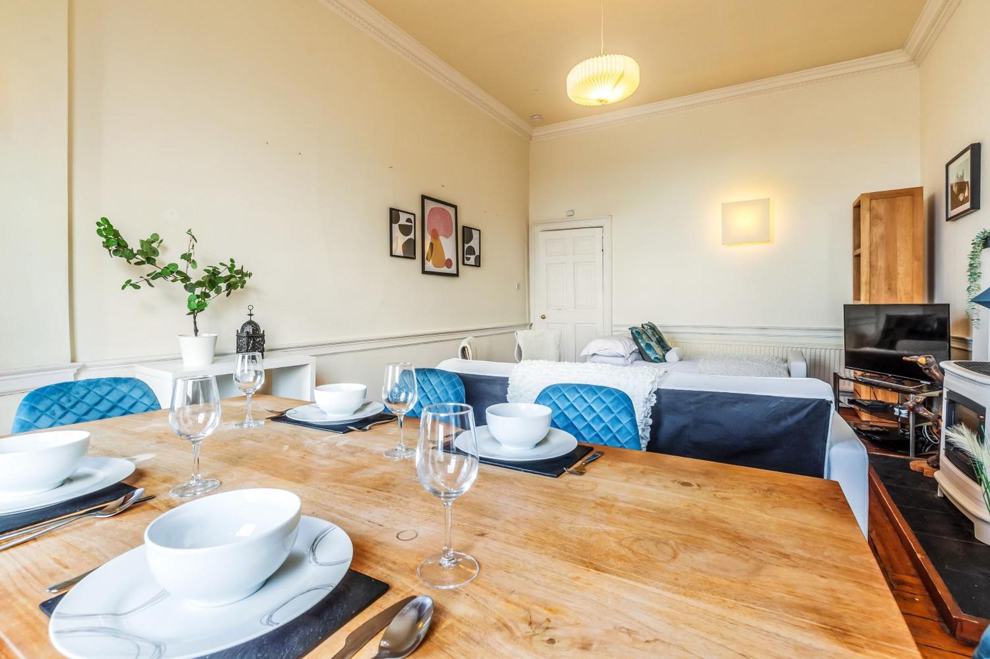 Large Super 3 Bed -princes Street, Parking Apartment *