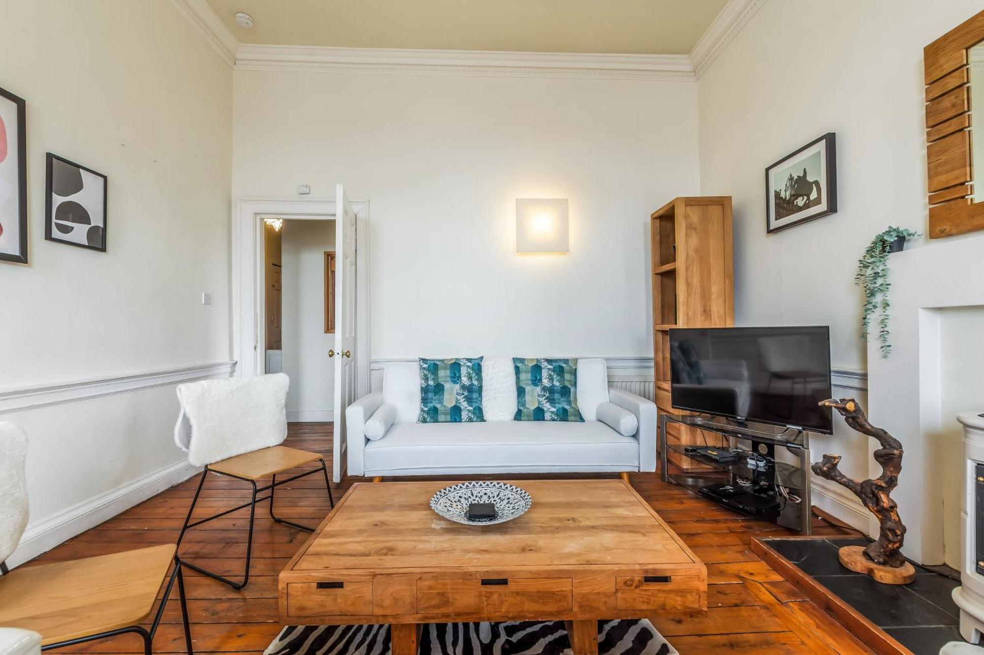 Large Super 3 Bed -princes Street, Parking Apartment Edinburgh