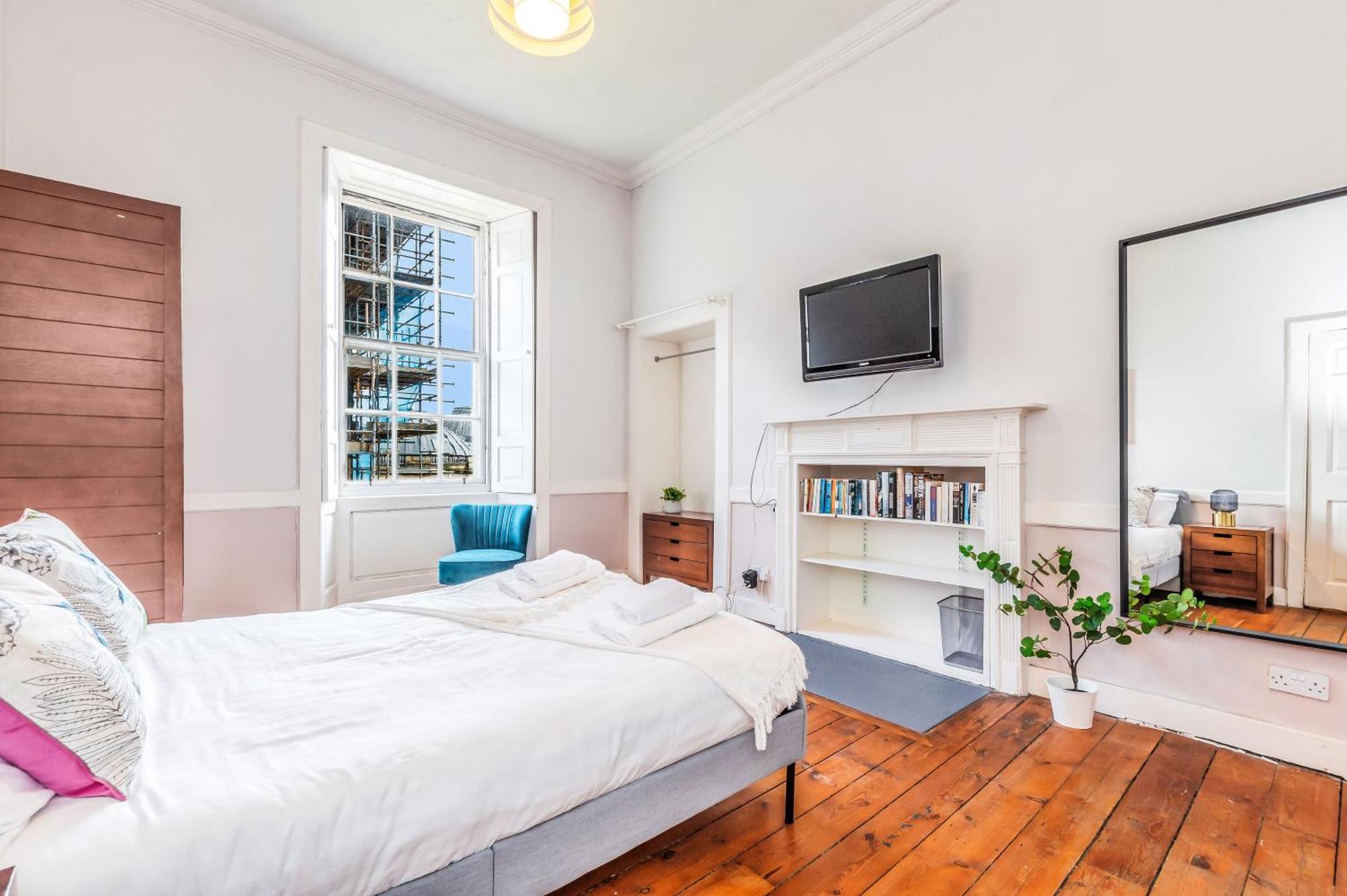 Large Super 3 Bed -princes Street, Parking *
