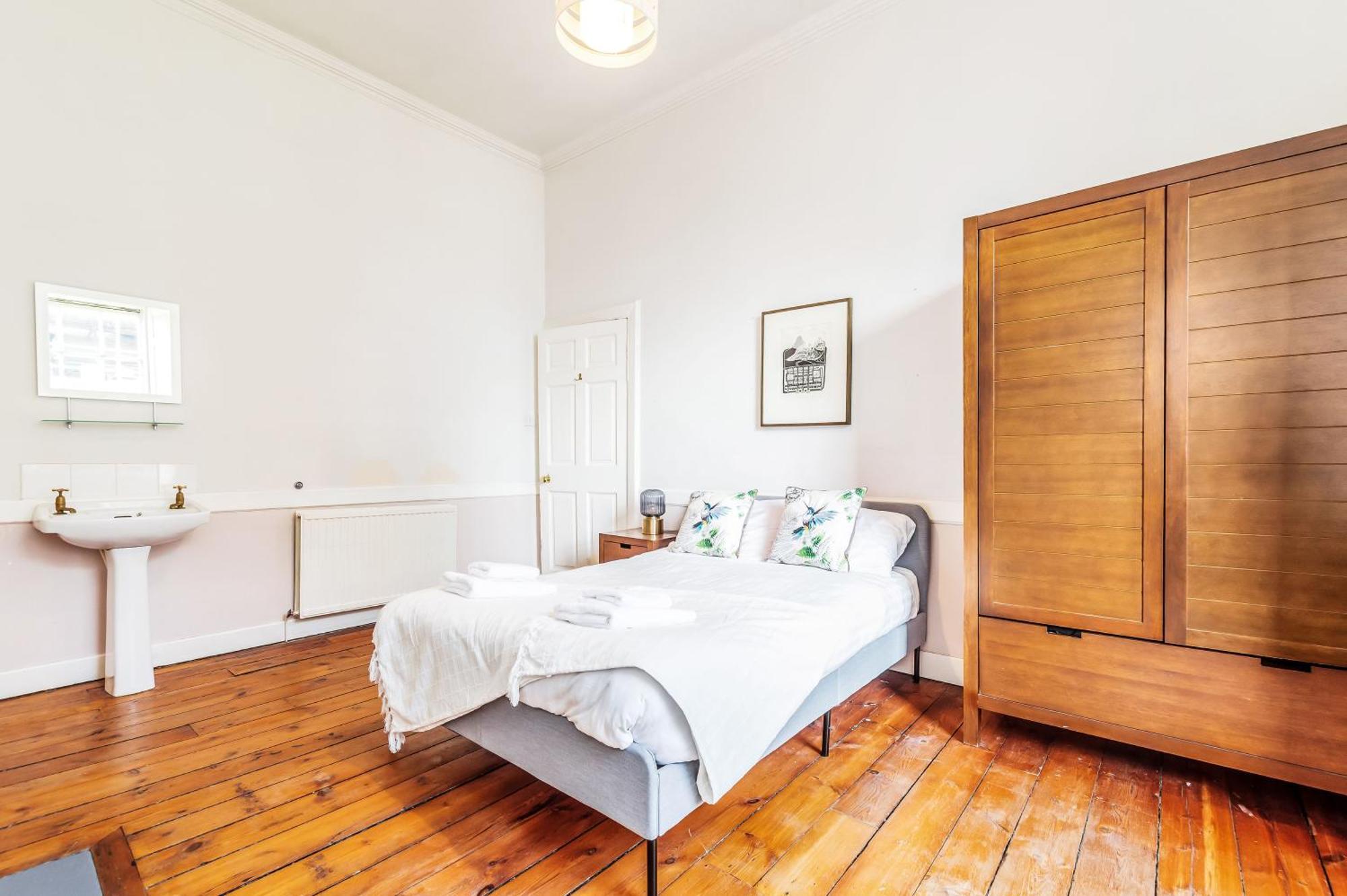 Large Super 3 Bed -princes Street, Parking