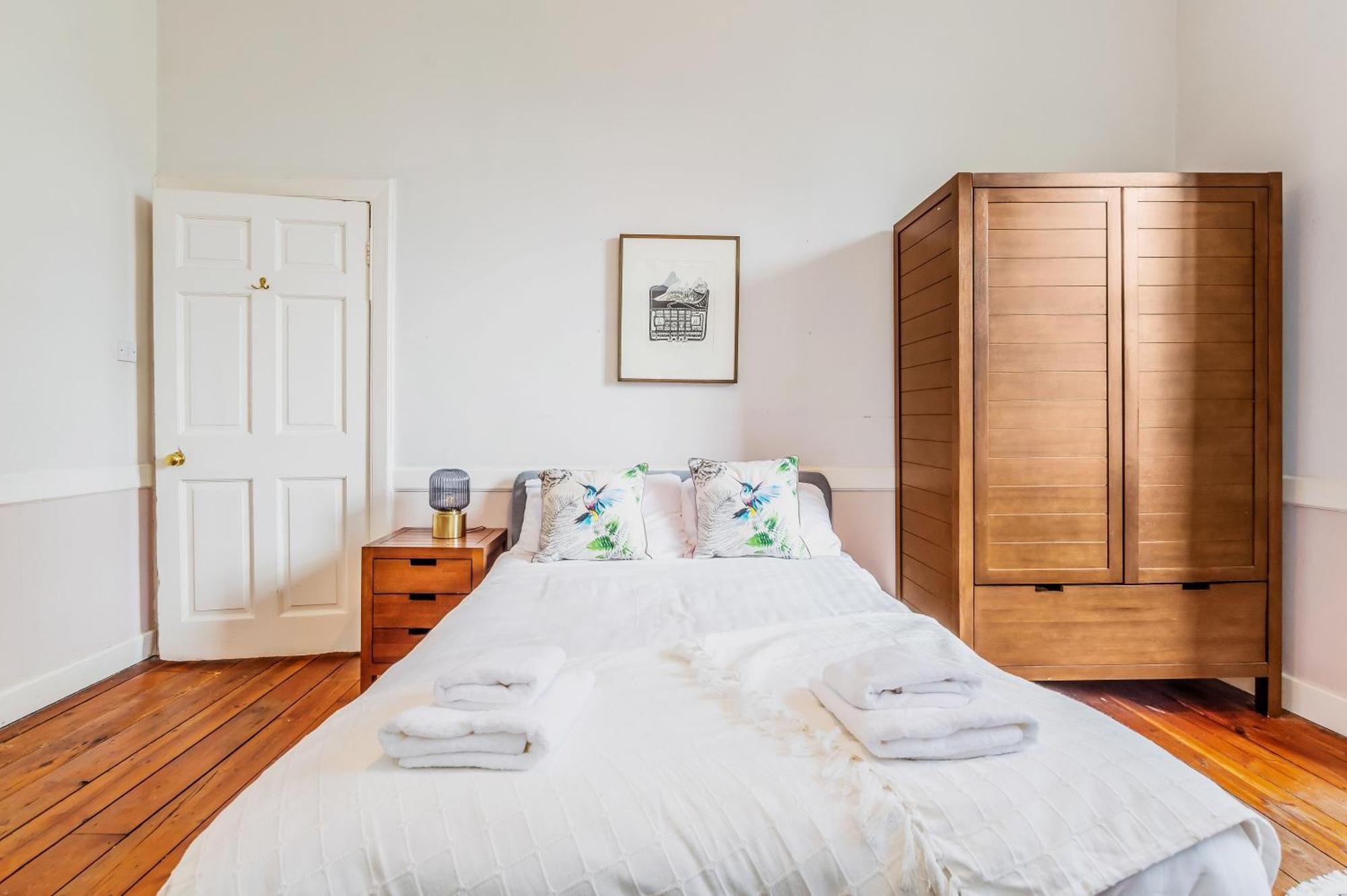 Large Super 3 Bed -princes Street, Parking Apartment