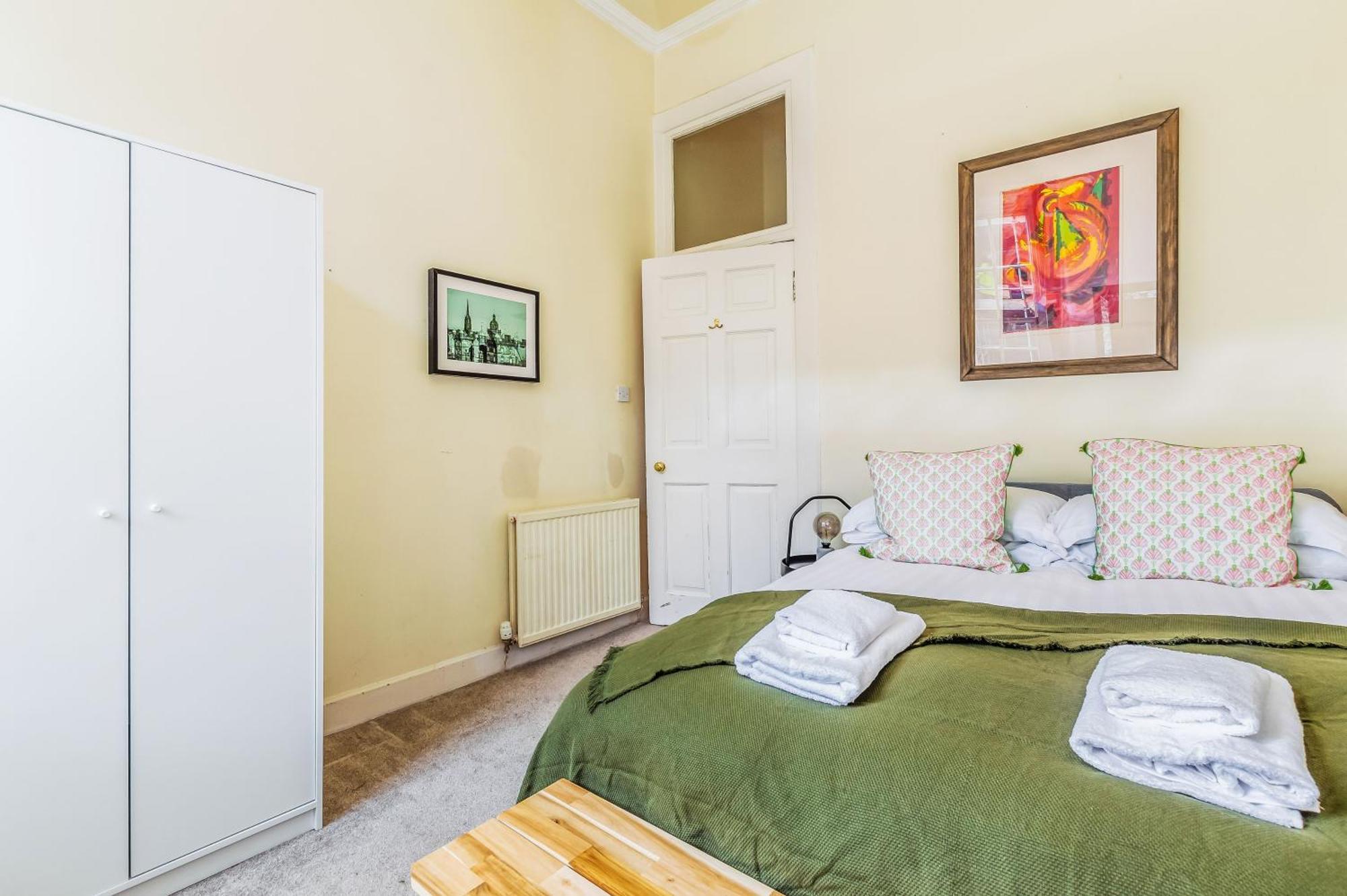 Large Super 3 Bed -princes Street, Parking Apartment *