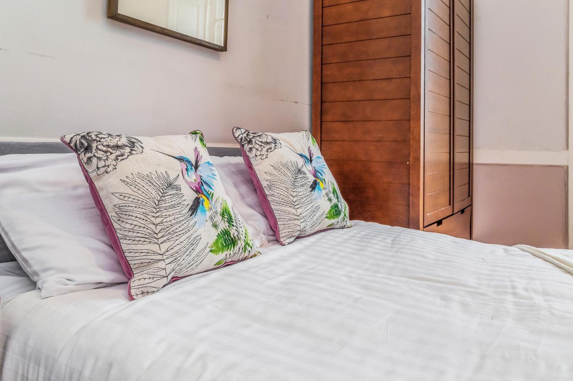 Large Super 3 Bed -princes Street, Parking Apartment Edinburgh