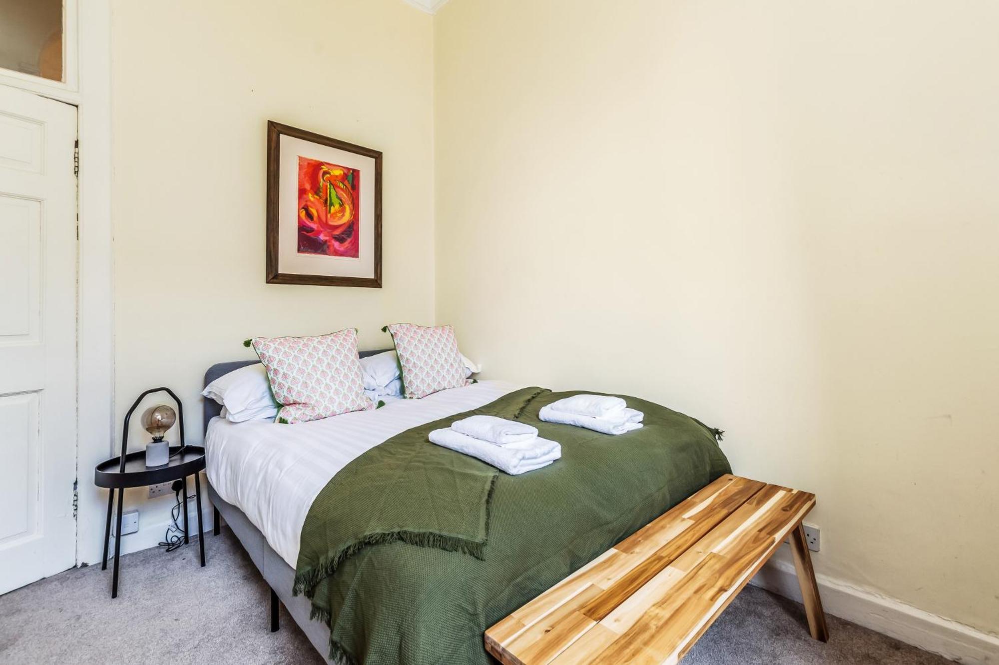 Large Super 3 Bed -princes Street, Parking Edinburgh