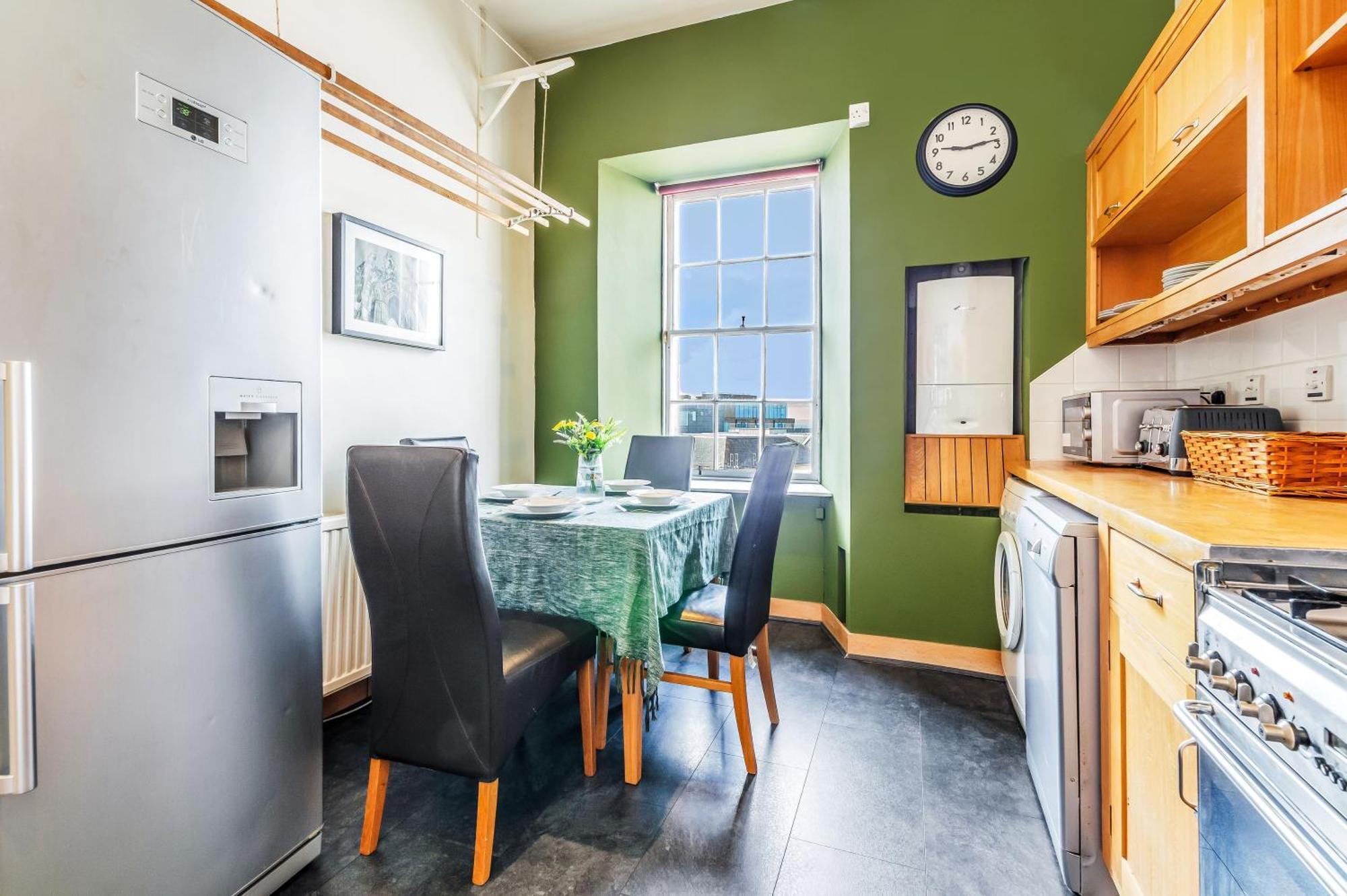 Large Super 3 Bed -princes Street, Parking Apartment