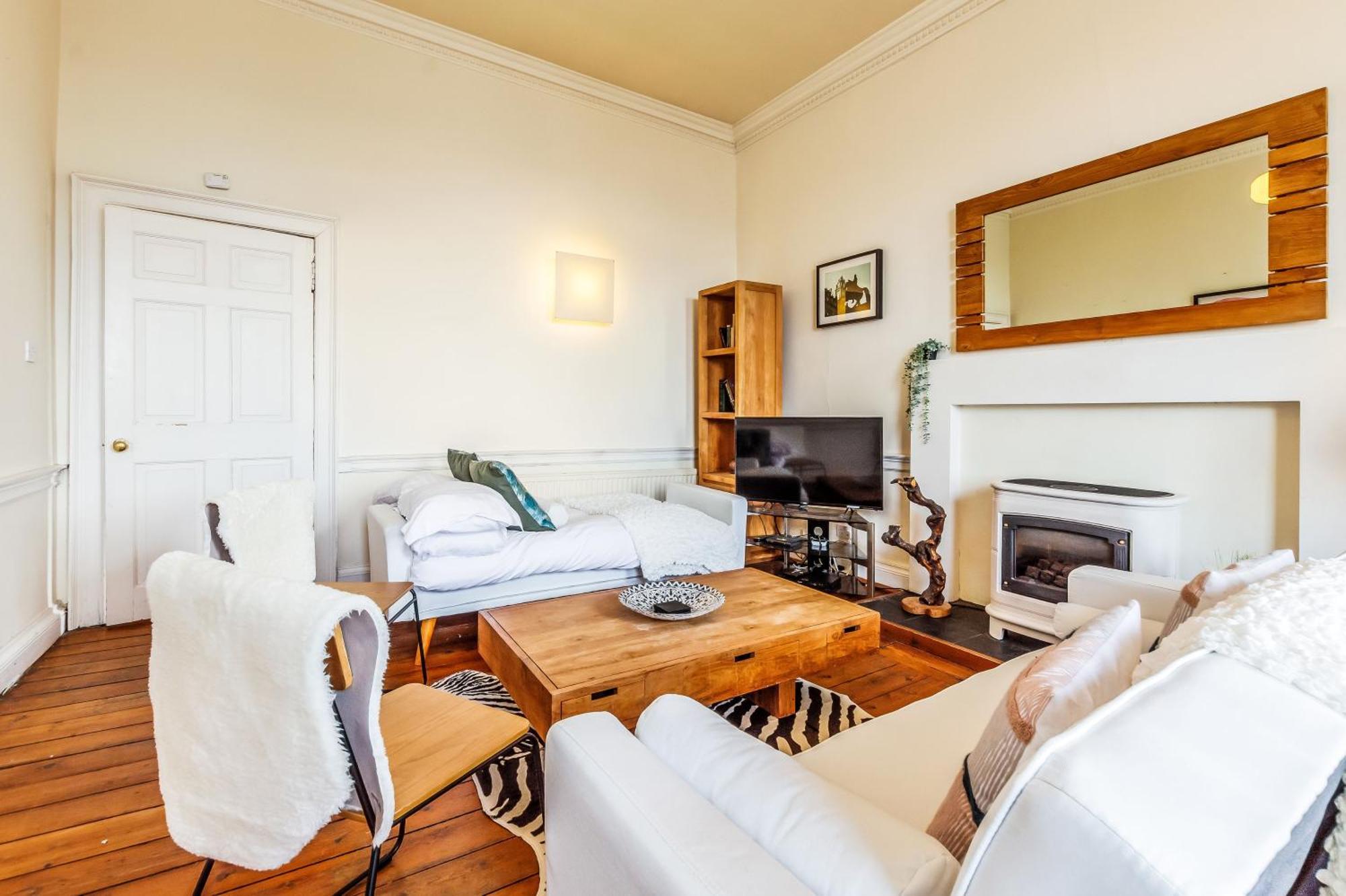 Large Super 3 Bed -princes Street, Parking Apartment *